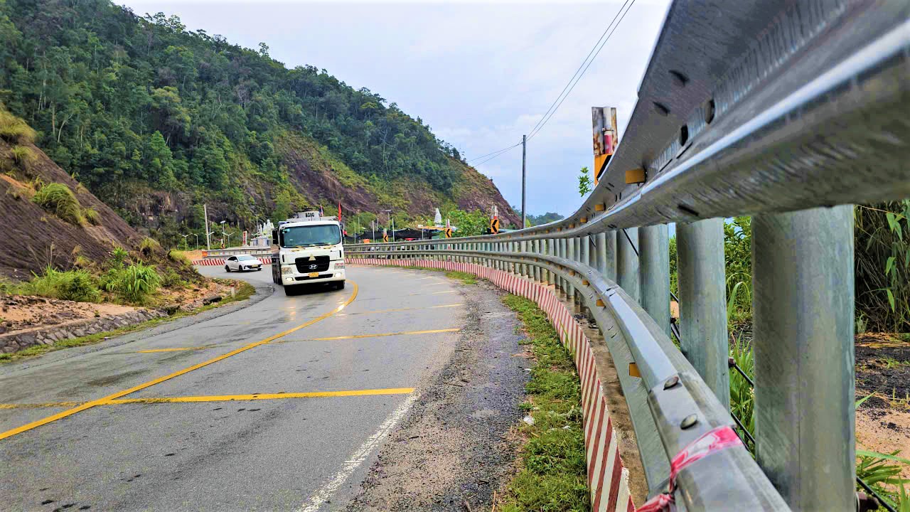 Hoàn thành khắc phục sạt lở đường đèo Khánh Lê trước mùa mưa bão- Ảnh 1.