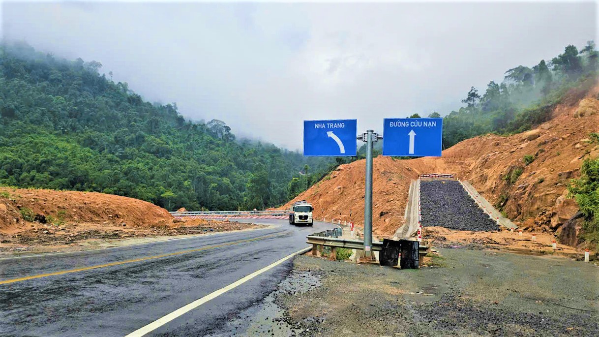 Hoàn thành khắc phục sạt lở đường đèo Khánh Lê trước mùa mưa bão- Ảnh 3.