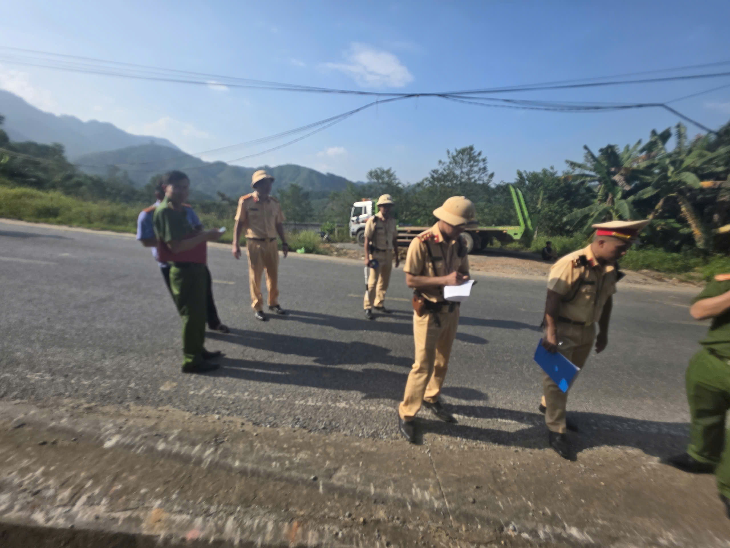 Hiện trường tai nạn xe khách 3 người chết, 14 người bị thương trên tỉnh lộ 172 ở Lào Cai- Ảnh 5.