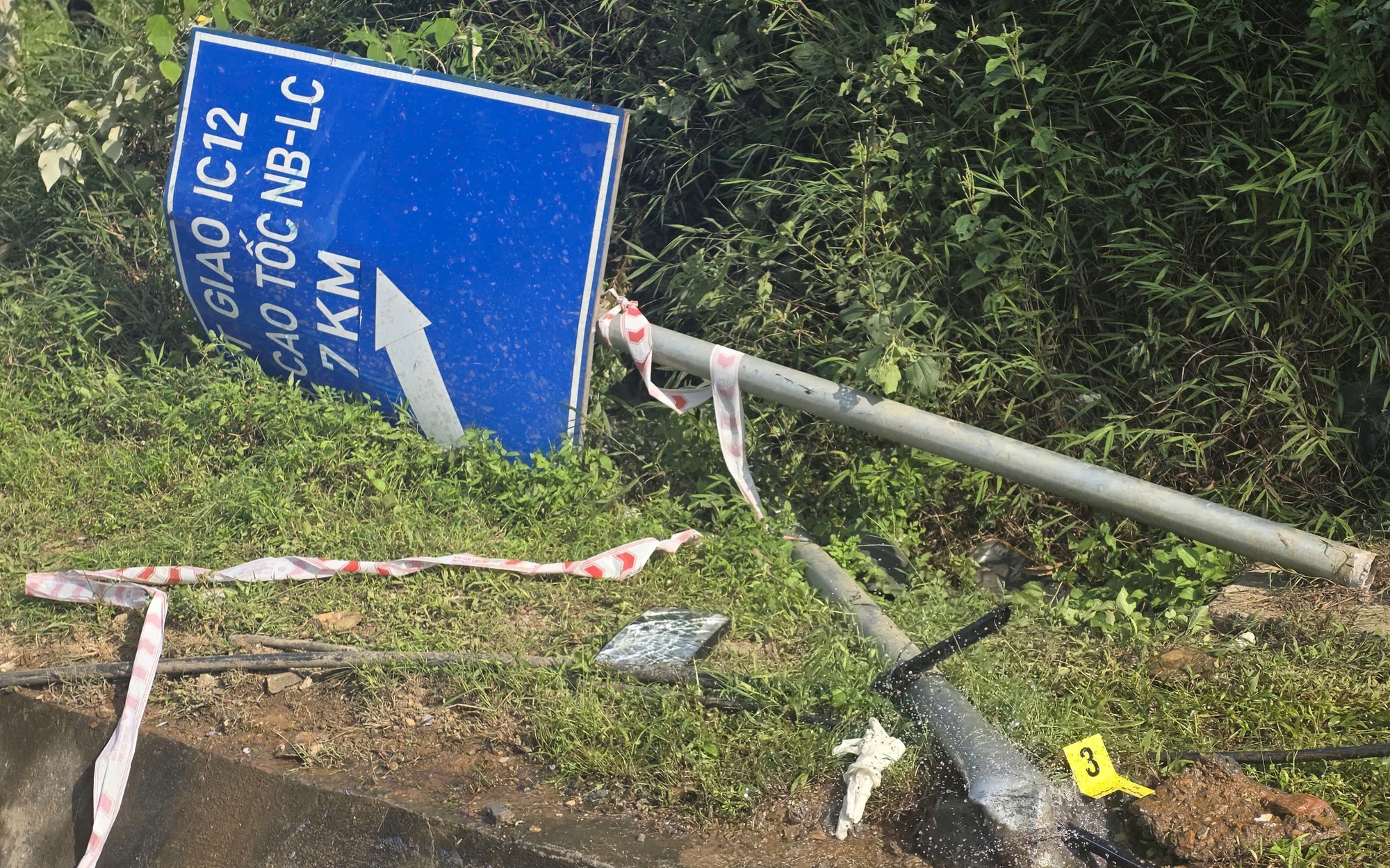 Mercedes-Maybach mất lái đâm xe khách đỗ ven đường, tài xế bất tỉnh ở Quảng Ninh- Ảnh 2. Hiện trường tai nạn xe khách 3 người chết, 14 người bị thương trên tỉnh lộ 172 ở Lào Cai