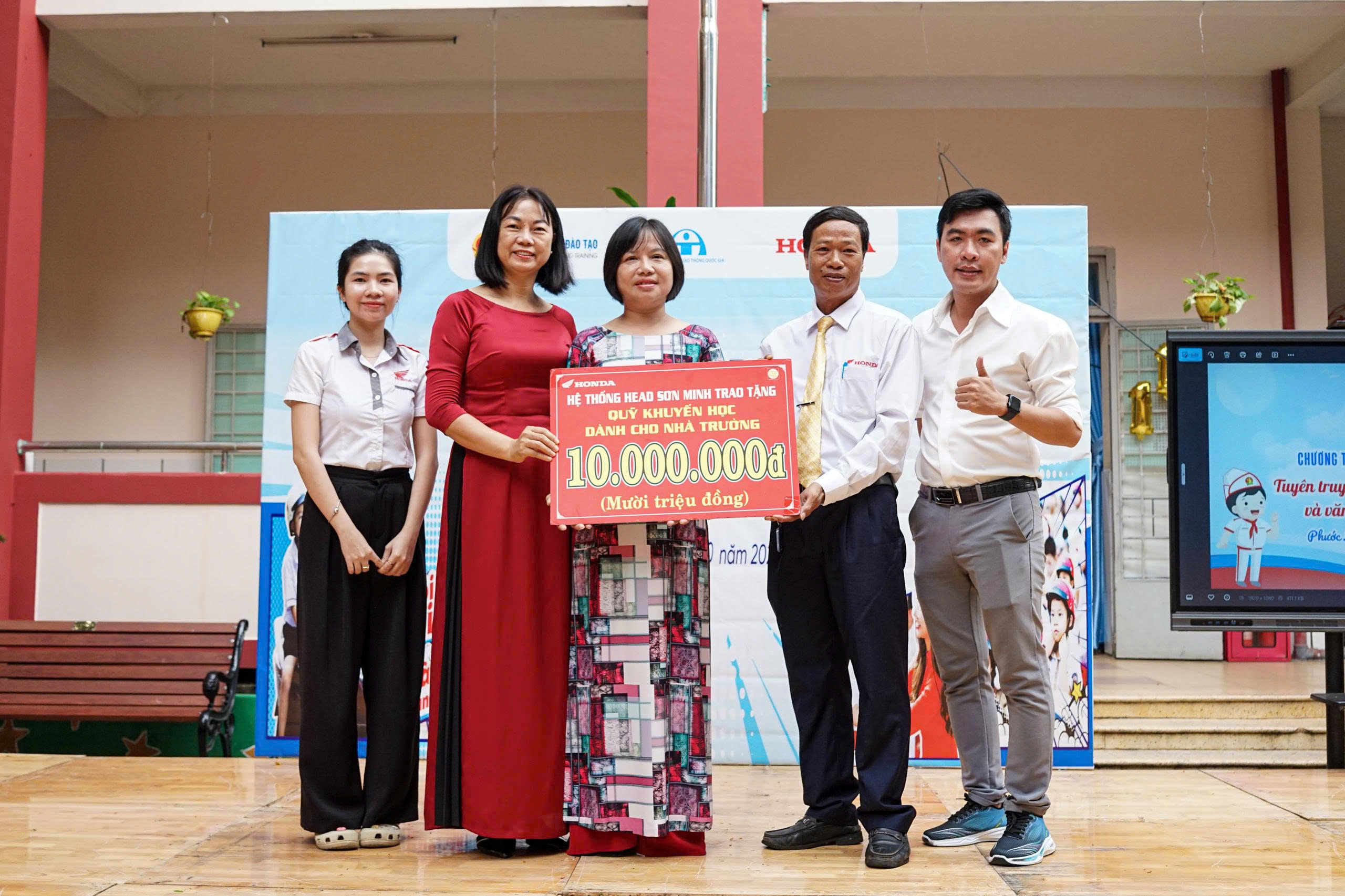 Trao tặng mũ bảo hiểm cho hàng trăm học sinh trường Tiểu học Võ Văn Hát (TP.HCM)- Ảnh 2. Trao tặng mũ bảo hiểm cho hàng trăm học sinh trường Tiểu học Võ Văn Hát (TP.HCM)- Ảnh 2.