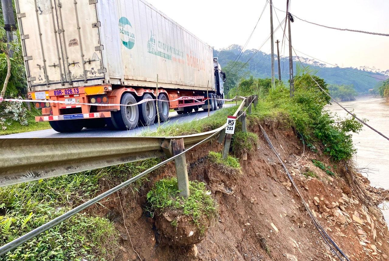 Xuất hiện nhiều điểm sạt lở trên quốc lộ 2 qua Tuyên Quang sau mưa lũ- Ảnh 1. Xuất hiện nhiều điểm sạt lở trên quốc lộ 2 qua Tuyên Quang sau mưa lũ- Ảnh 1.