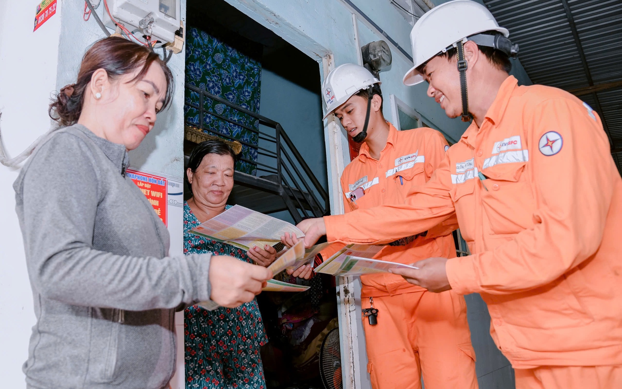 Quảng Ninh: Phá đường dây lừa đảo 256 tỷ đồng, truy nã kẻ cầm đầu- Ảnh 2. Lừa đảo cài app thanh toán tiền điện để chiếm đoạt tiền tỷ: EVNSPC cảnh báo khẩn