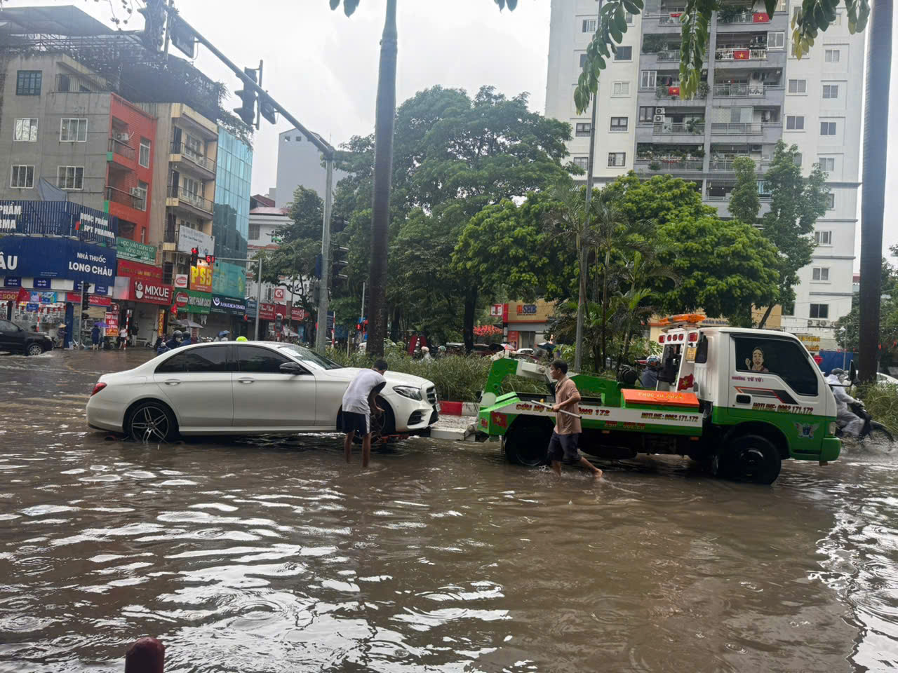 Bão tan, ngập chưa dứt: Lỗ hổng thoát nước đô thị từ đâu?- Ảnh 3. Bão tan, ngập chưa dứt: Lỗ hổng thoát nước đô thị từ đâu?- Ảnh 3.