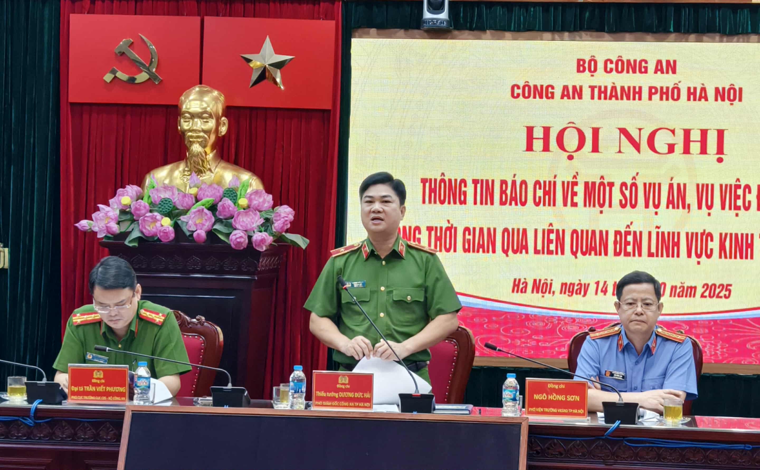 Công an Hà Nội khởi tố Shark Bình và 9 bị can, tạm giữ 597 cây vàng, nhiều sổ đỏ- Ảnh 1. Công an Hà Nội khởi tố Shark Bình và 9 bị can, tạm giữ 597 cây vàng, nhiều sổ đỏ- Ảnh 1.