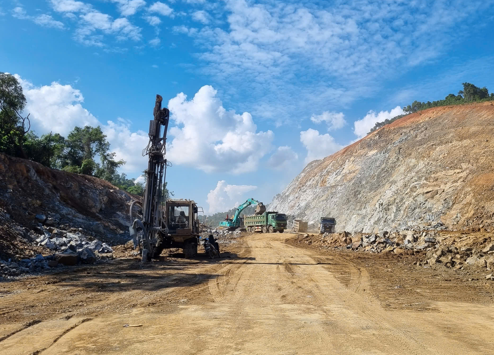 Quyết đưa cao tốc Hoài Nhơn - Quy Nhơn cán đích vào giữa tháng 12- Ảnh 1. Quyết đưa cao tốc Hoài Nhơn - Quy Nhơn cán đích vào giữa tháng 12- Ảnh 1.