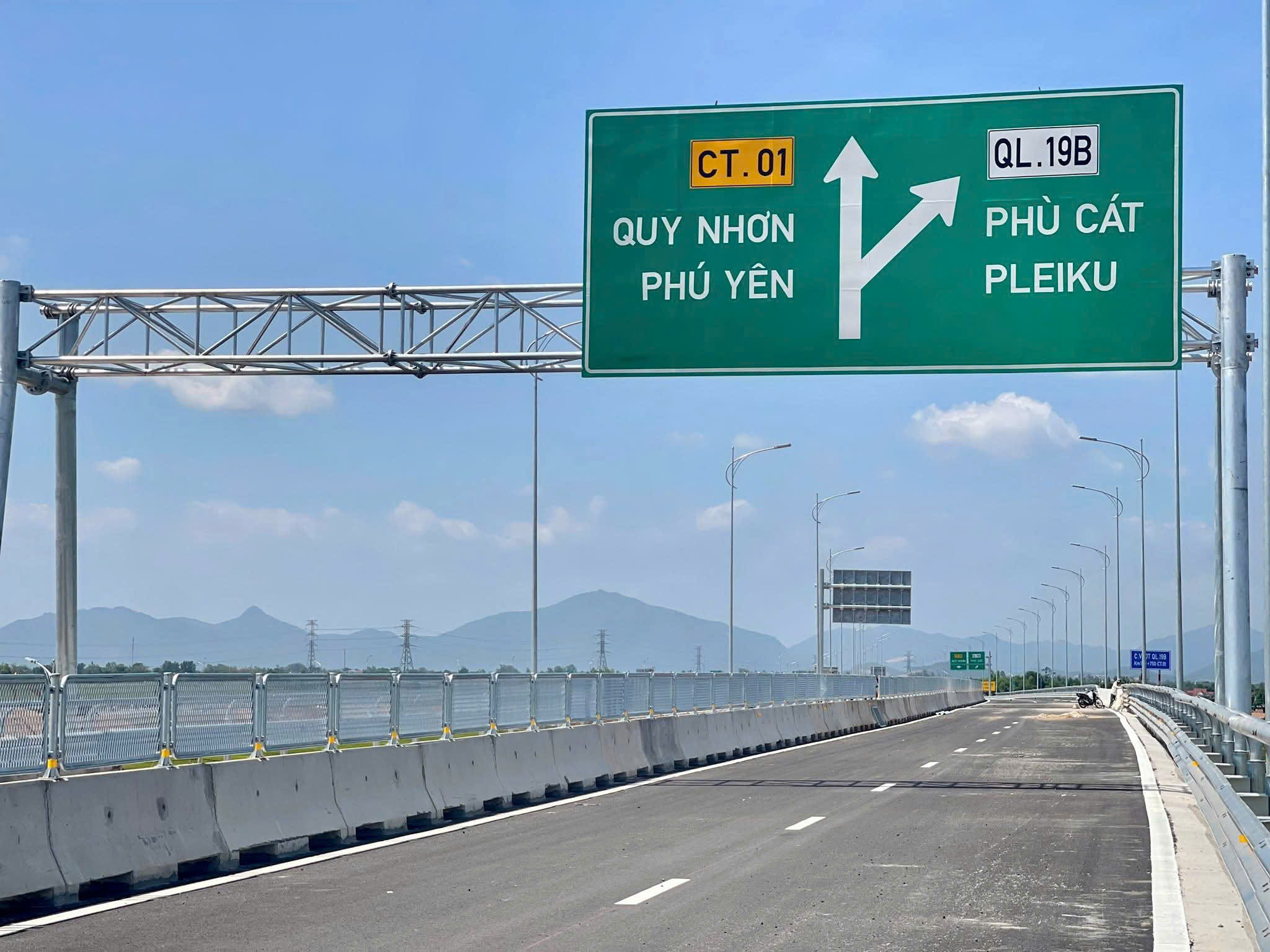 Quyết đưa cao tốc Hoài Nhơn - Quy Nhơn cán đích vào giữa tháng 12- Ảnh 3. Quyết đưa cao tốc Hoài Nhơn - Quy Nhơn cán đích vào giữa tháng 12- Ảnh 3.