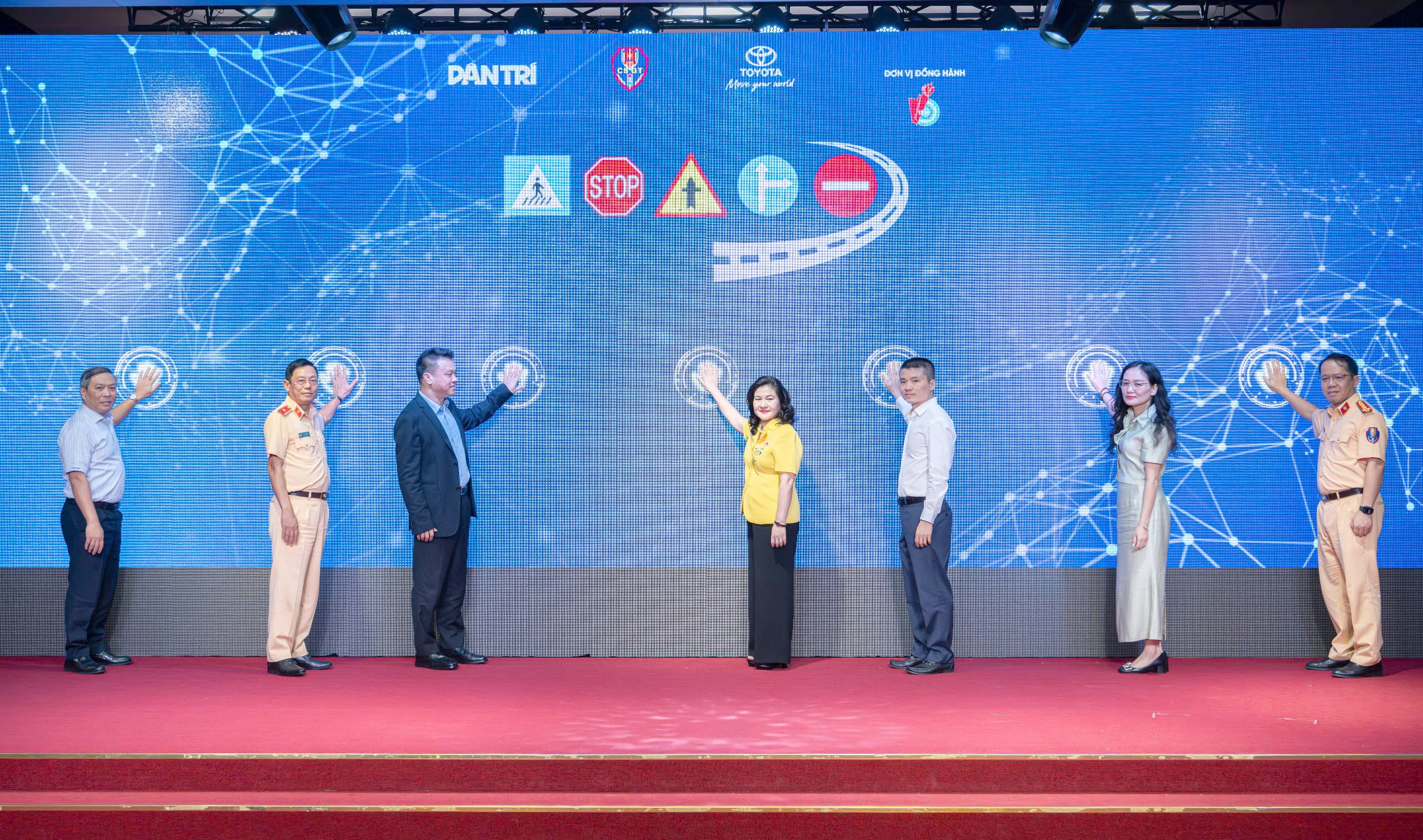 Cục CSGT và nhiều đơn vị tìm giải pháp ứng dụng AI kéo giảm vi phạm, tai nạn giao thông- Ảnh 3. Cục CSGT và nhiều đơn vị tìm giải pháp ứng dụng AI kéo giảm vi phạm, tai nạn giao thông- Ảnh 3.
