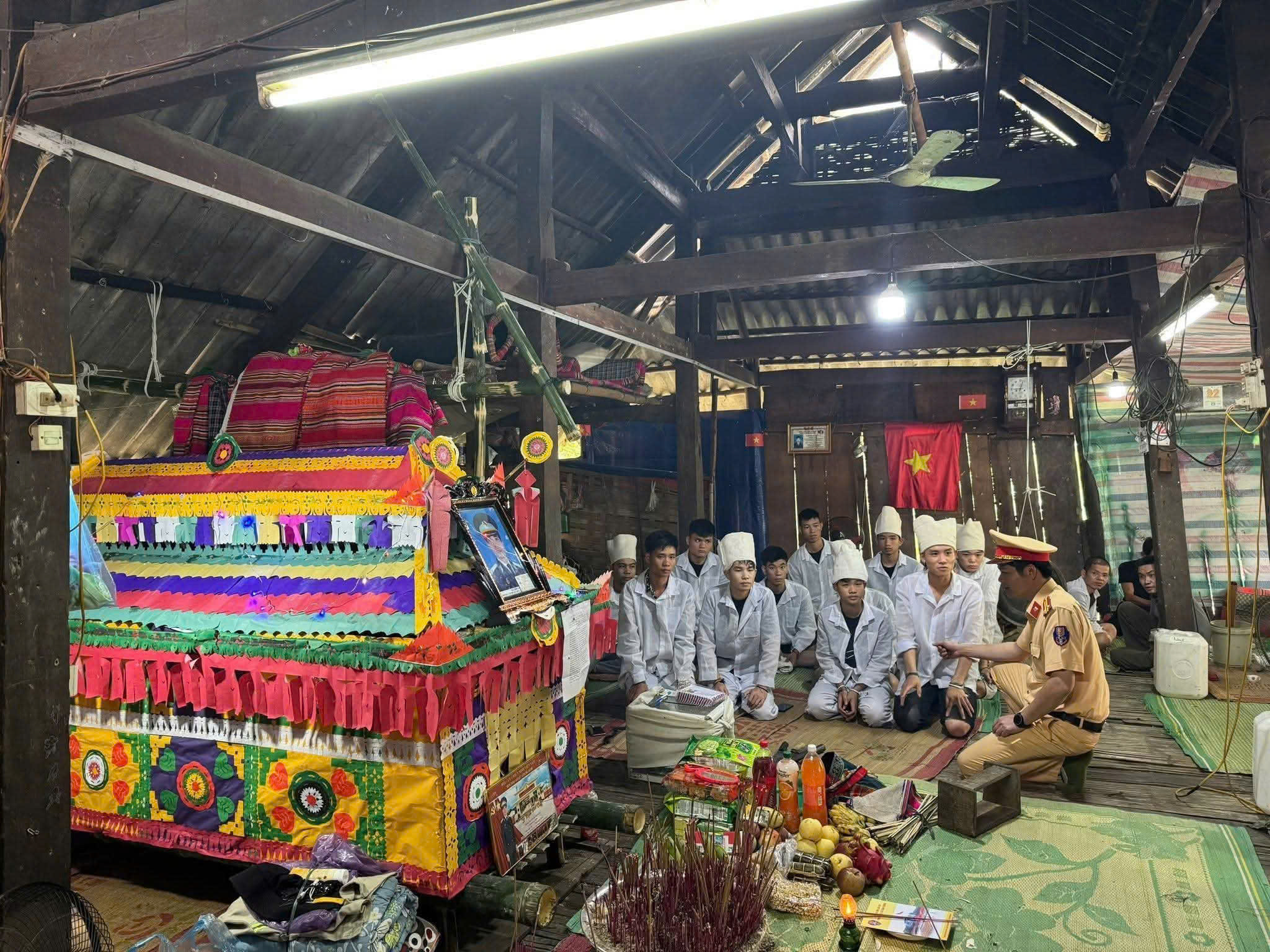 Xác định nguyên nhân ban đầu vụ tai nạn giao thông khiến ba người tử vong ở Lào Cai- Ảnh 4. Xác định nguyên nhân ban đầu vụ tai nạn giao thông khiến ba người tử vong ở Lào Cai- Ảnh 4.