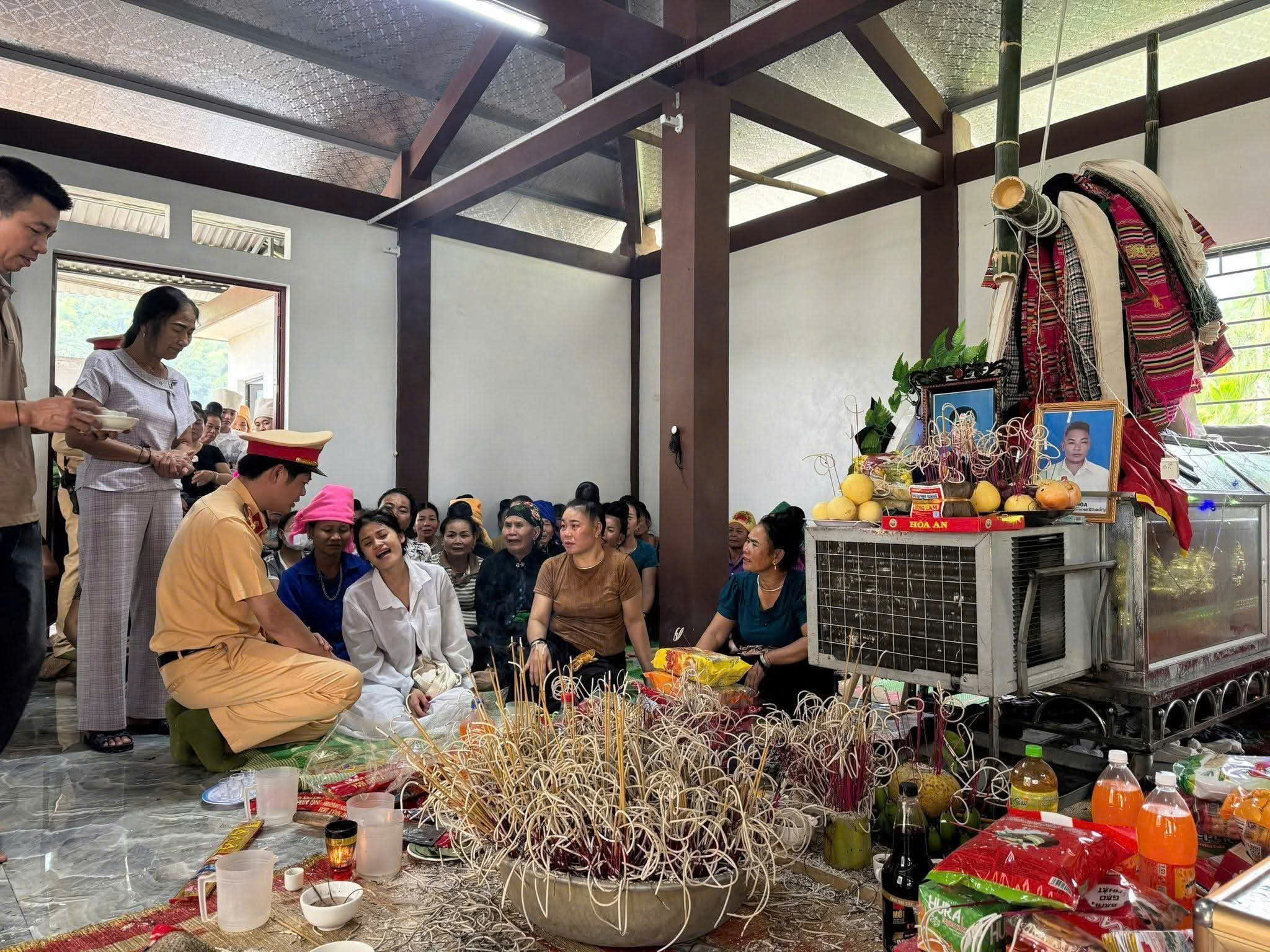 Xác định nguyên nhân ban đầu vụ tai nạn giao thông khiến ba người tử vong ở Lào Cai- Ảnh 5. Xác định nguyên nhân ban đầu vụ tai nạn giao thông khiến ba người tử vong ở Lào Cai- Ảnh 5.