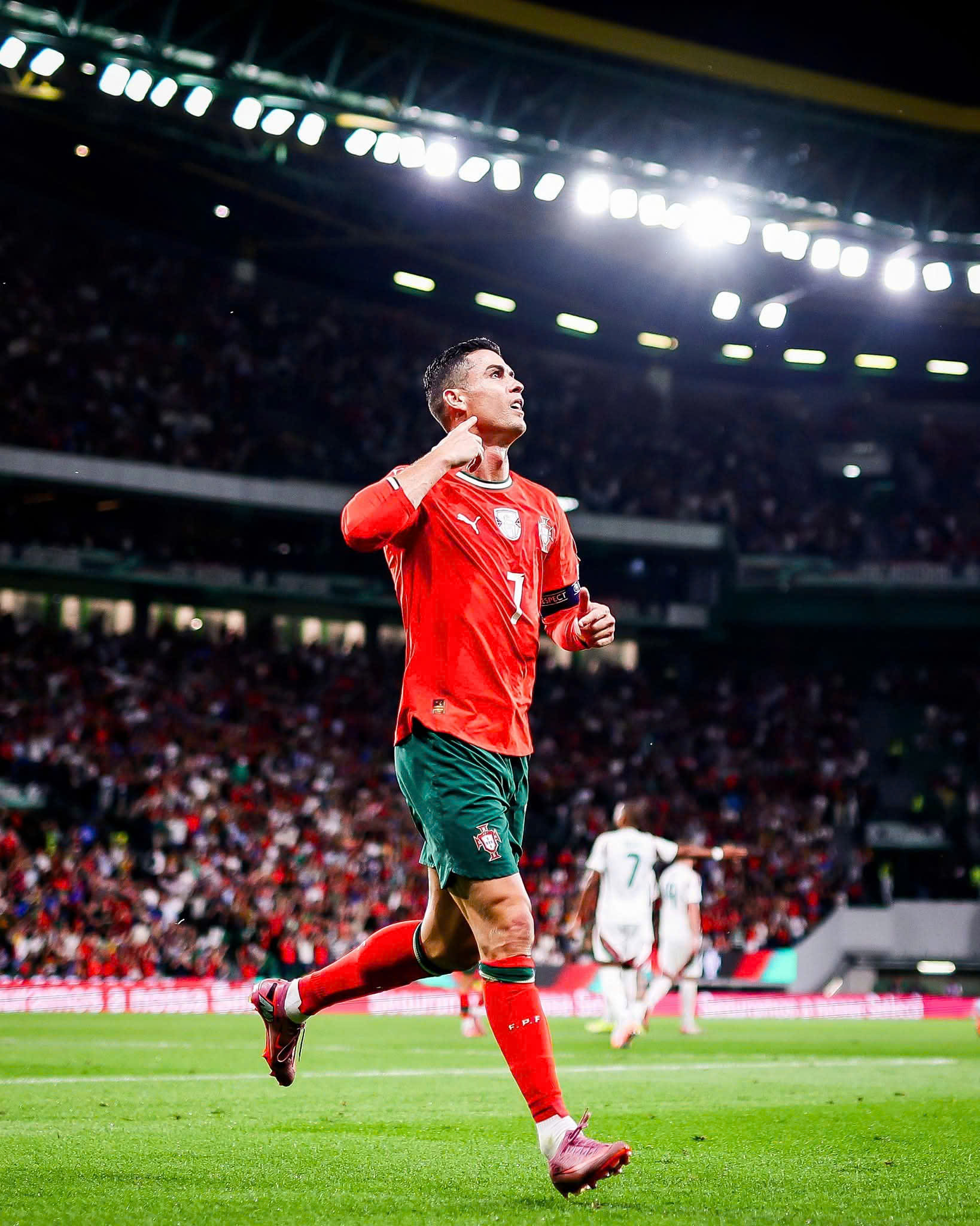 Vòng loại World Cup 2026: Ronaldo lập cú đúp, Bồ Đào Nha vẫn bị Hungary “cưa” điểm- Ảnh 1. Vòng loại World Cup 2026: Ronaldo lập cú đúp, Bồ Đào Nha vẫn bị Hungary “cưa” điểm- Ảnh 1.