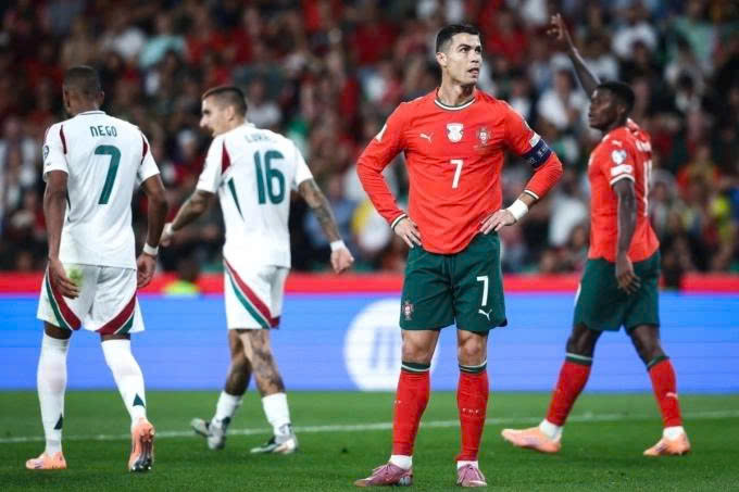 Vòng loại World Cup 2026: Ronaldo lập cú đúp, Bồ Đào Nha vẫn bị Hungary “cưa” điểm- Ảnh 2. Vòng loại World Cup 2026: Ronaldo lập cú đúp, Bồ Đào Nha vẫn bị Hungary “cưa” điểm- Ảnh 2.