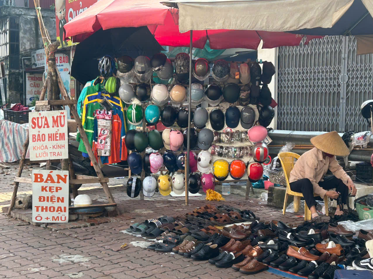 Nguy hiểm rình rập khi mũ bảo hiểm "đội cho có", để đối phó- Ảnh 1. Nguy hiểm rình rập khi mũ bảo hiểm "đội cho có", để đối phó- Ảnh 1.