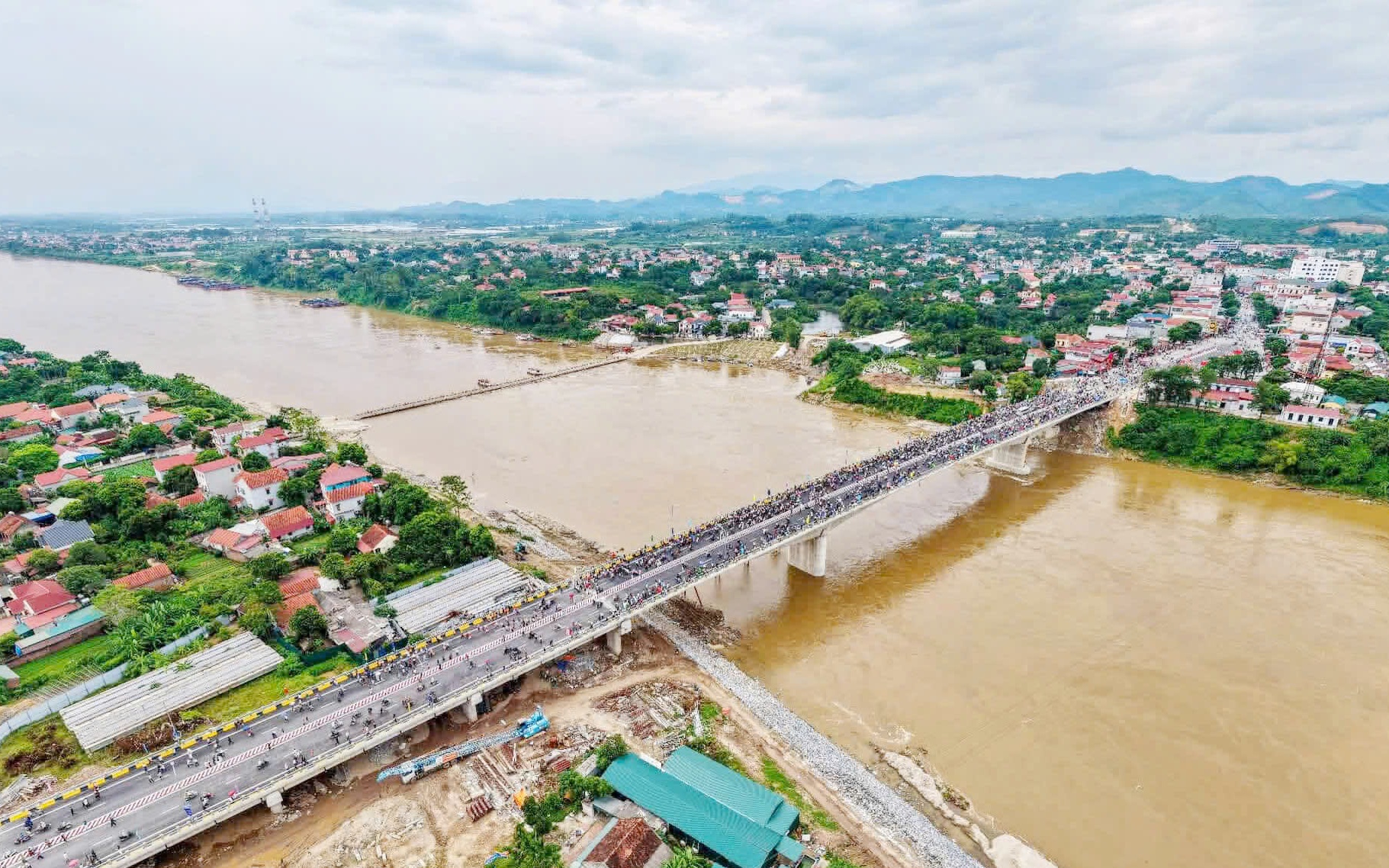 Thi đua thần tốc dựng 'biểu tượng hồi sinh' ở đôi bờ sông Thao