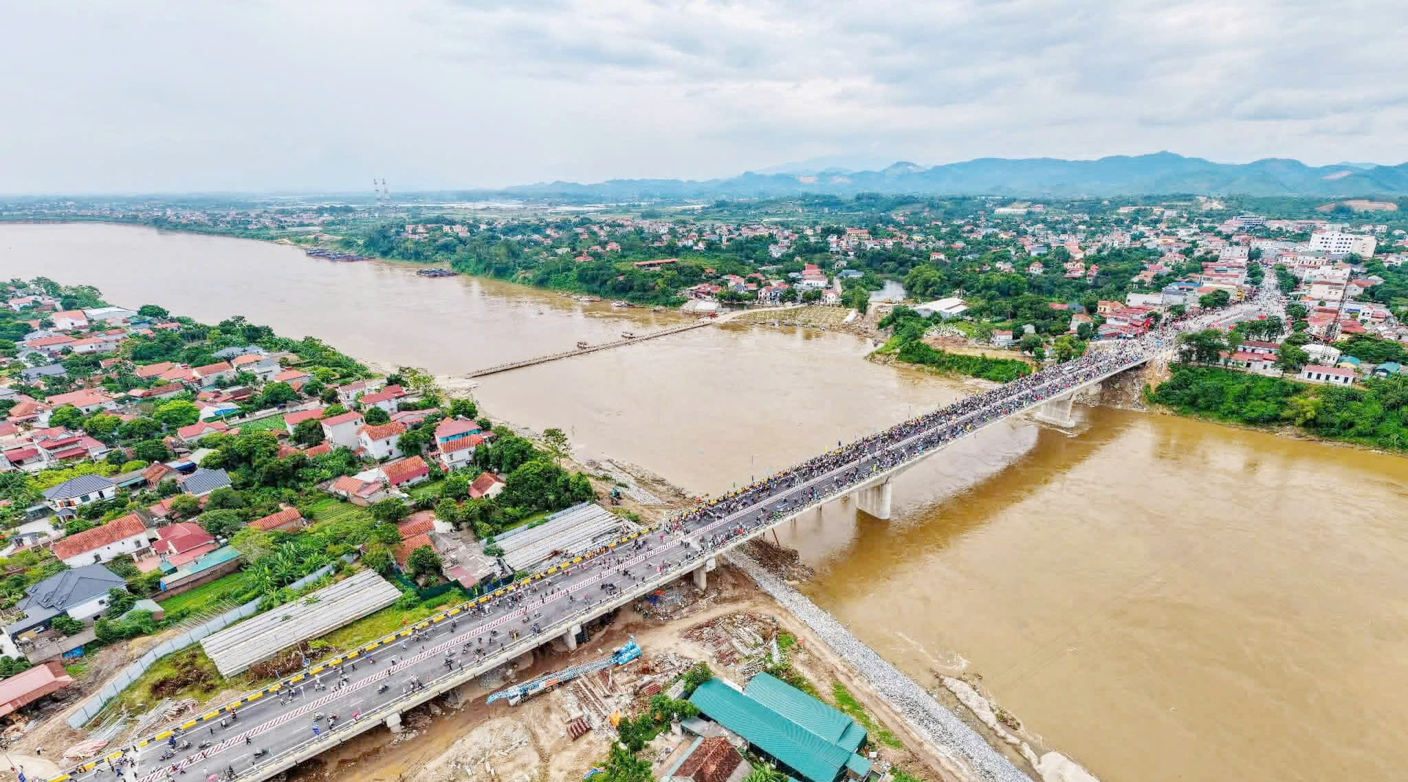 Thi đua thần tốc dựng "biểu tượng hồi sinh" ở đôi bờ sông Thao- Ảnh 4. Thi đua thần tốc dựng "biểu tượng hồi sinh" ở đôi bờ sông Thao- Ảnh 4.