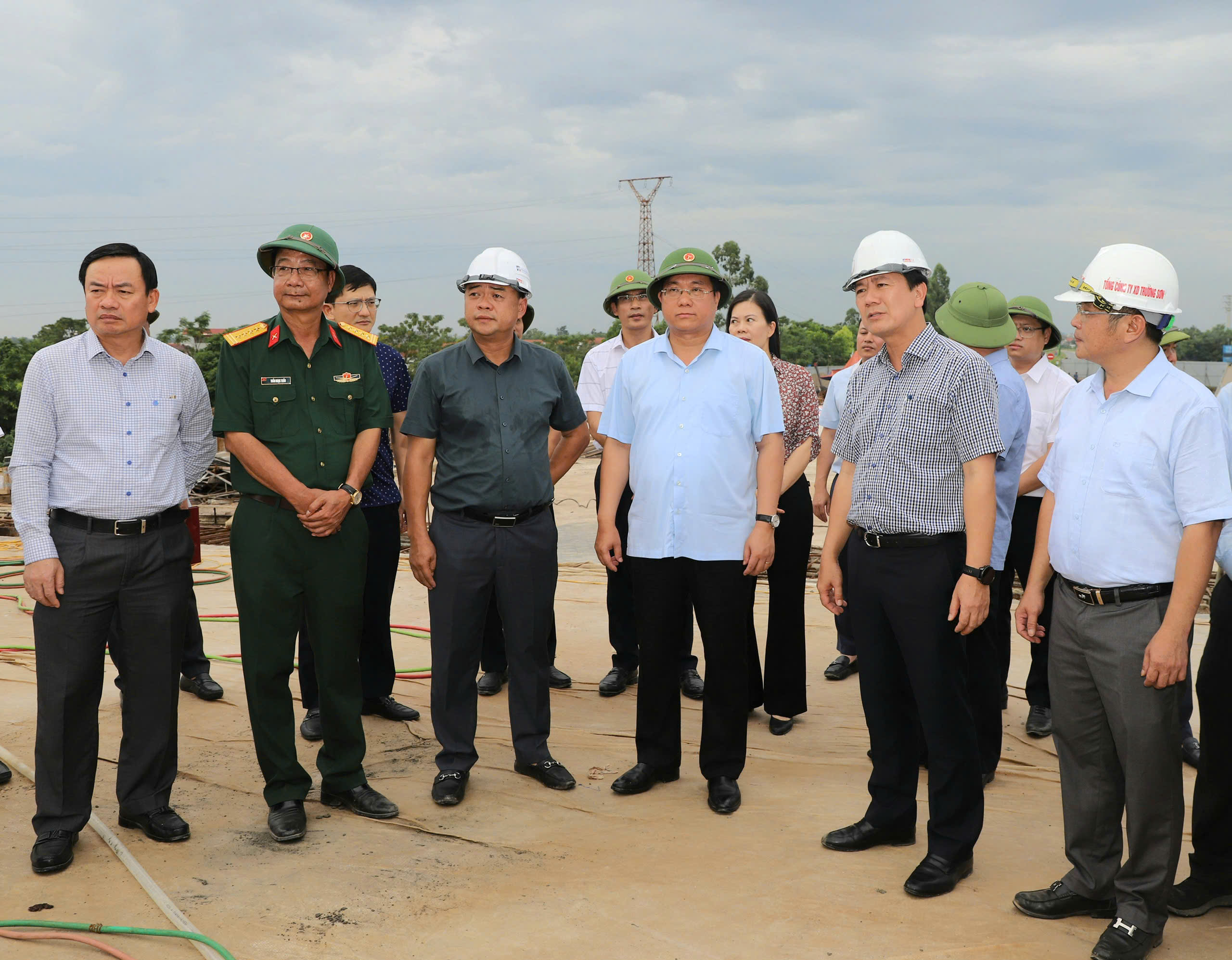 Thi đua thần tốc dựng "biểu tượng hồi sinh" ở đôi bờ sông Thao- Ảnh 3. Thi đua thần tốc dựng "biểu tượng hồi sinh" ở đôi bờ sông Thao- Ảnh 3.