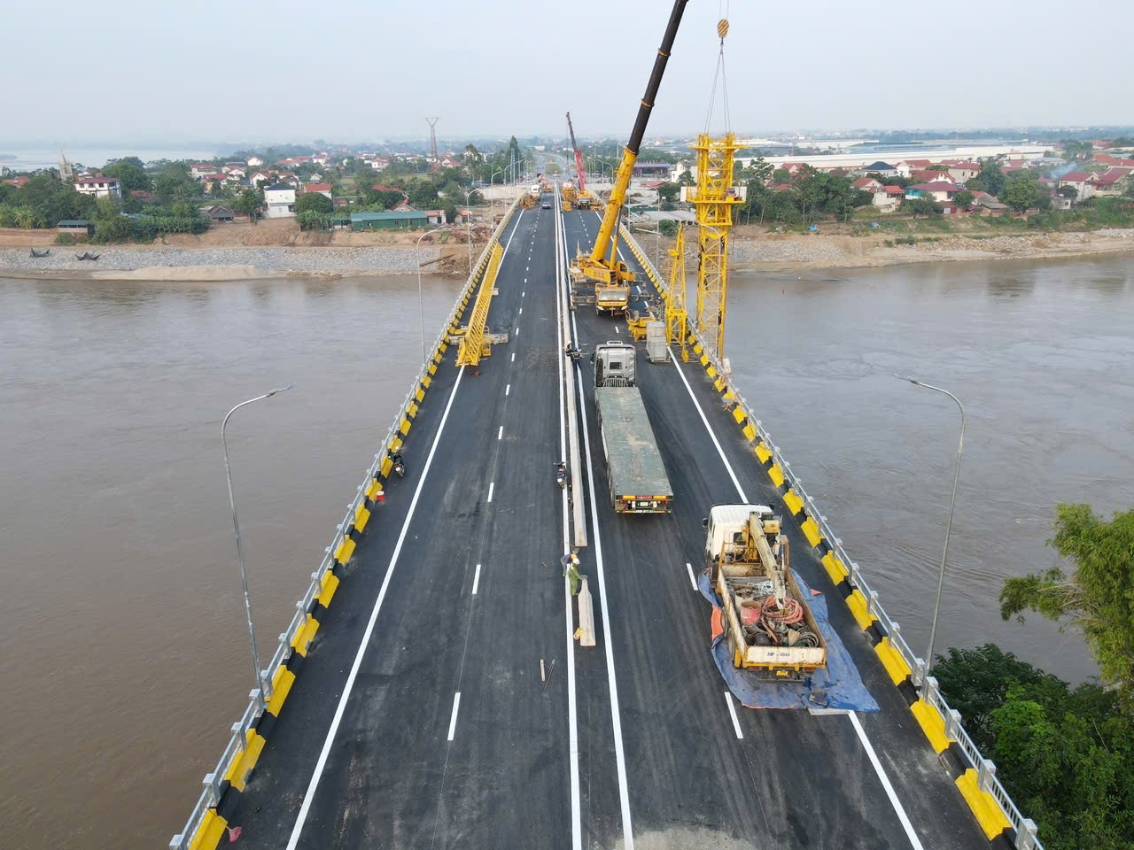 Thi đua thần tốc dựng "biểu tượng hồi sinh" ở đôi bờ sông Thao- Ảnh 1. Thi đua thần tốc dựng "biểu tượng hồi sinh" ở đôi bờ sông Thao- Ảnh 1.