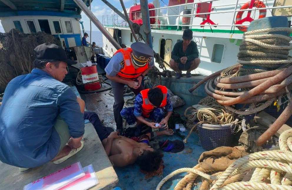 Tàu kiểm ngư cứu ngư dân bị thương trên vùng biển phía Nam- Ảnh 1. Tàu kiểm ngư cứu ngư dân bị thương trên vùng biển phía Nam- Ảnh 1.