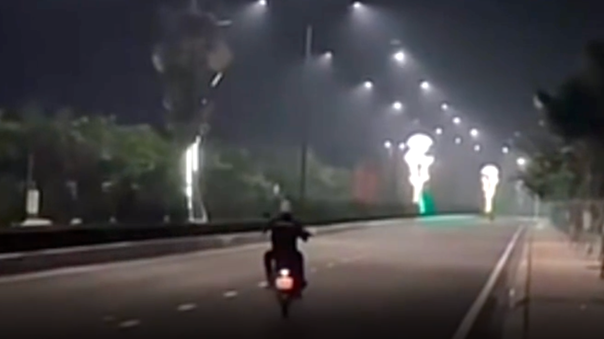 Bị tịch thu xe máy, phạt 3 triệu đồng vì "bốc đầu", đăng video lên TikTok- Ảnh 1.