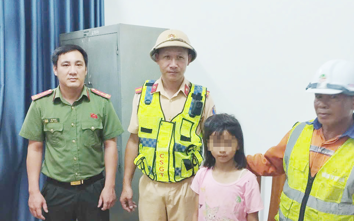 Đi viện thăm bà ốm trở về, bé gái một mình đi lạc 2km trên cao tốc giữa đêm mưa- Ảnh 1. Đi viện thăm bà ốm trở về, bé gái một mình đi lạc 2km trên cao tốc giữa đêm mưa- Ảnh 1.