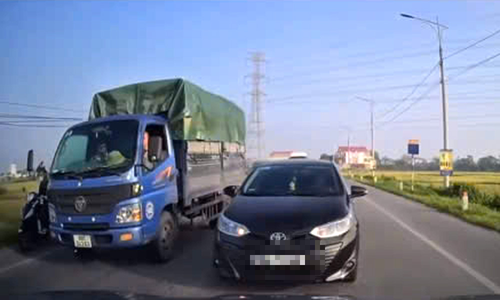 Bắc Ninh: Xử phạt tài xế ô tô đi lấn làn, "thi gan" với xe đối diện- Ảnh 1.