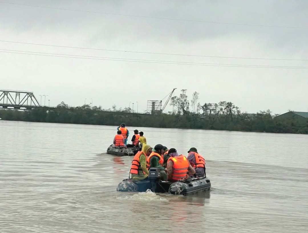 Tìm thấy thi thể cuối cùng vụ người bố ôm 2 con gái nhảy cầu Bến Thủy- Ảnh 1. Tìm thấy thi thể cuối cùng vụ người bố ôm 2 con gái nhảy cầu Bến Thủy- Ảnh 1.