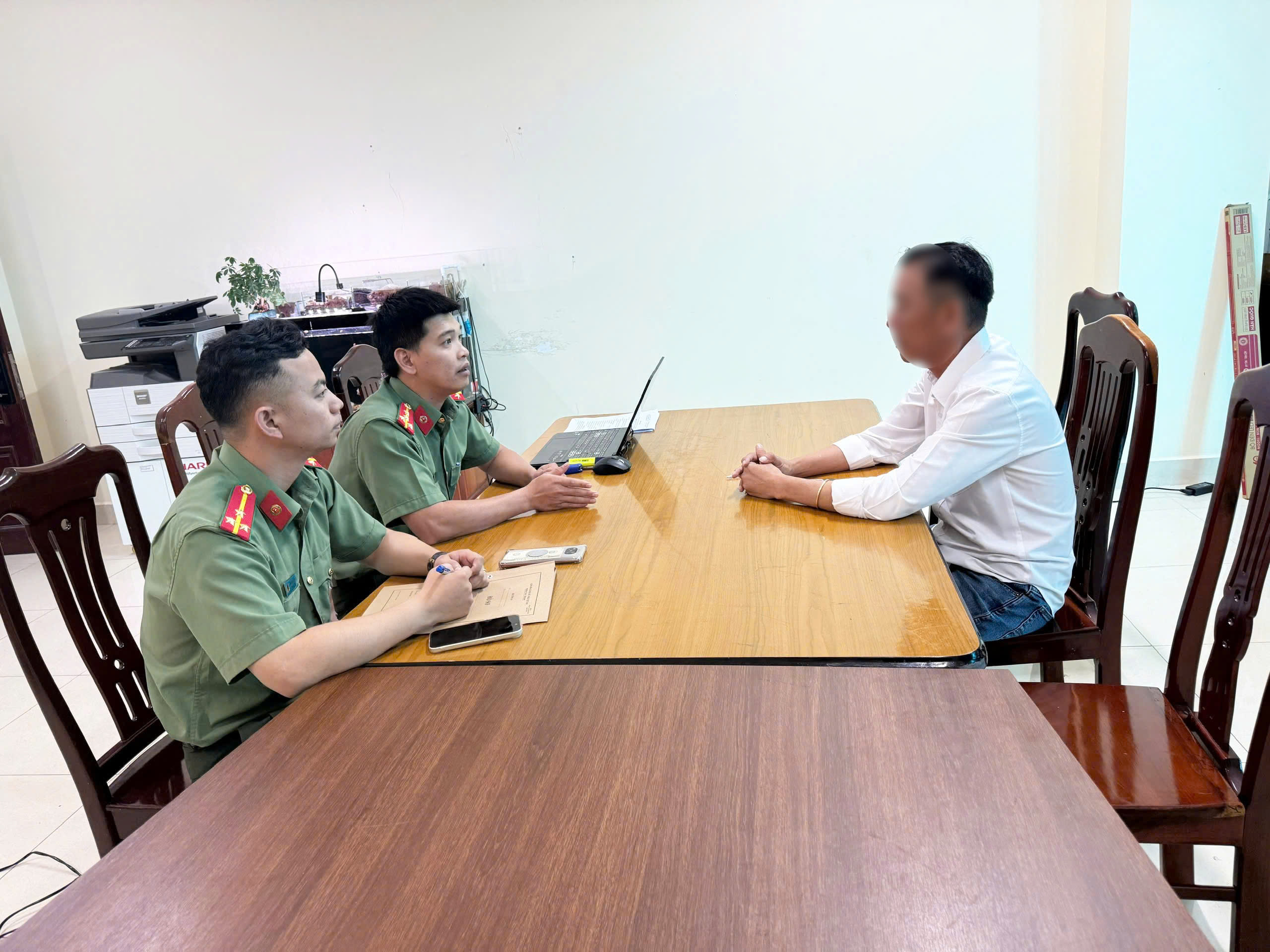Xử lý các tài khoản đăng clip sai sự thật về an ninh sân bay Liên Khương- Ảnh 1. Xử lý các tài khoản đăng clip sai sự thật về an ninh sân bay Liên Khương- Ảnh 1.