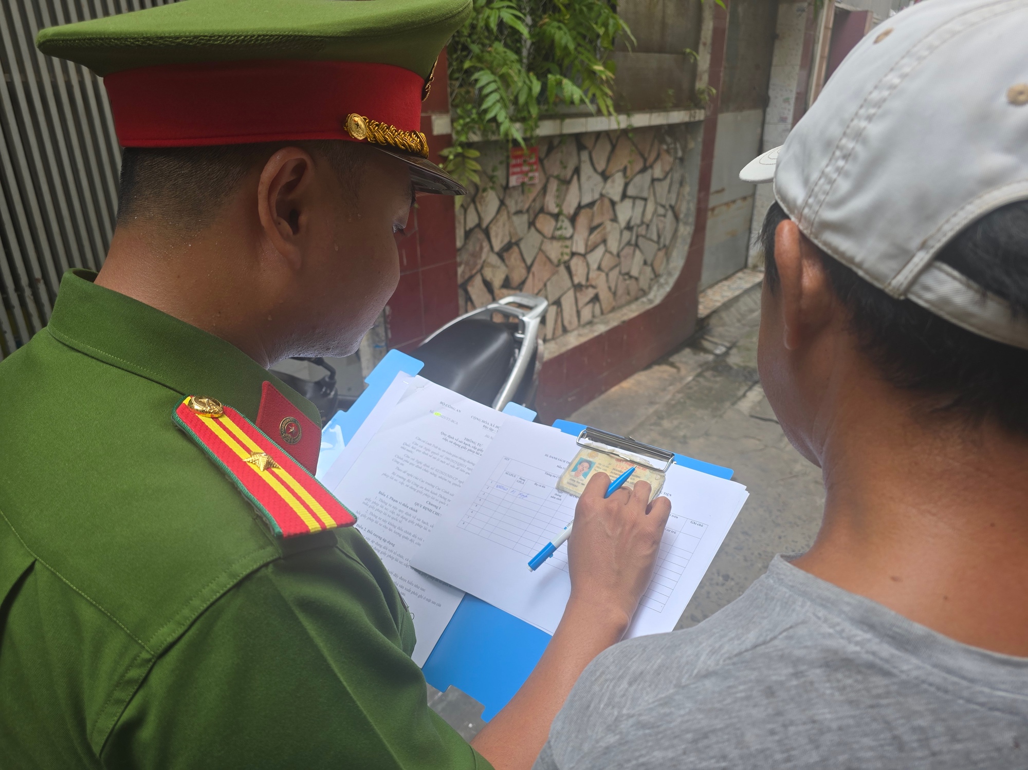 Công an TP.HCM tổng rà soát làm sạch dữ liệu đăng kí phương tiện, giấy phép lái xe- Ảnh 1. Công an TP.HCM tổng rà soát làm sạch dữ liệu đăng kí phương tiện, giấy phép lái xe- Ảnh 1.