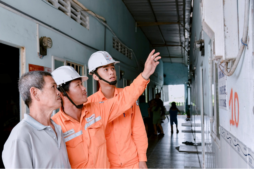 Tránh nguy cơ điện giật mùa mưa bão: Những nguyên tắc "vàng" không thể phớt lờ- Ảnh 1. Tránh nguy cơ điện giật mùa mưa bão: Những nguyên tắc "vàng" không thể phớt lờ- Ảnh 1.