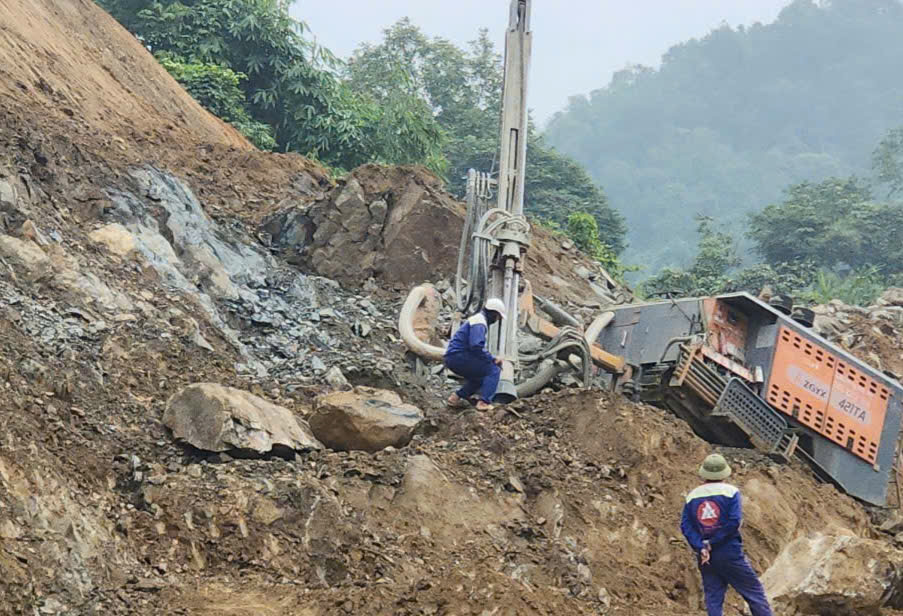 Rộn ràng tiếng máy giữa đại ngàn Tây Bắc- Ảnh 5. Rộn ràng tiếng máy giữa đại ngàn Tây Bắc- Ảnh 5.