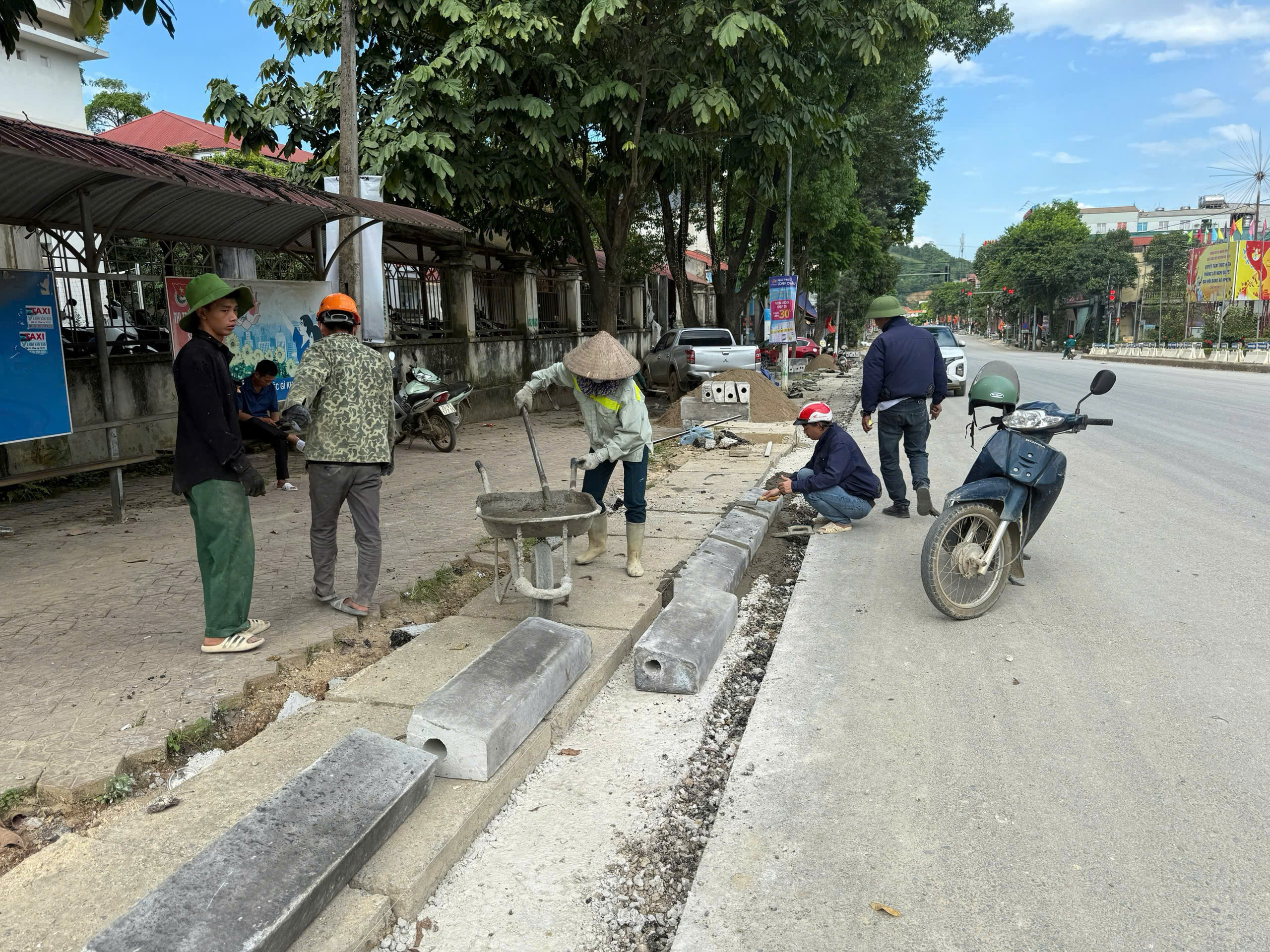 Rộn ràng tiếng máy giữa đại ngàn Tây Bắc- Ảnh 7. Rộn ràng tiếng máy giữa đại ngàn Tây Bắc- Ảnh 7.