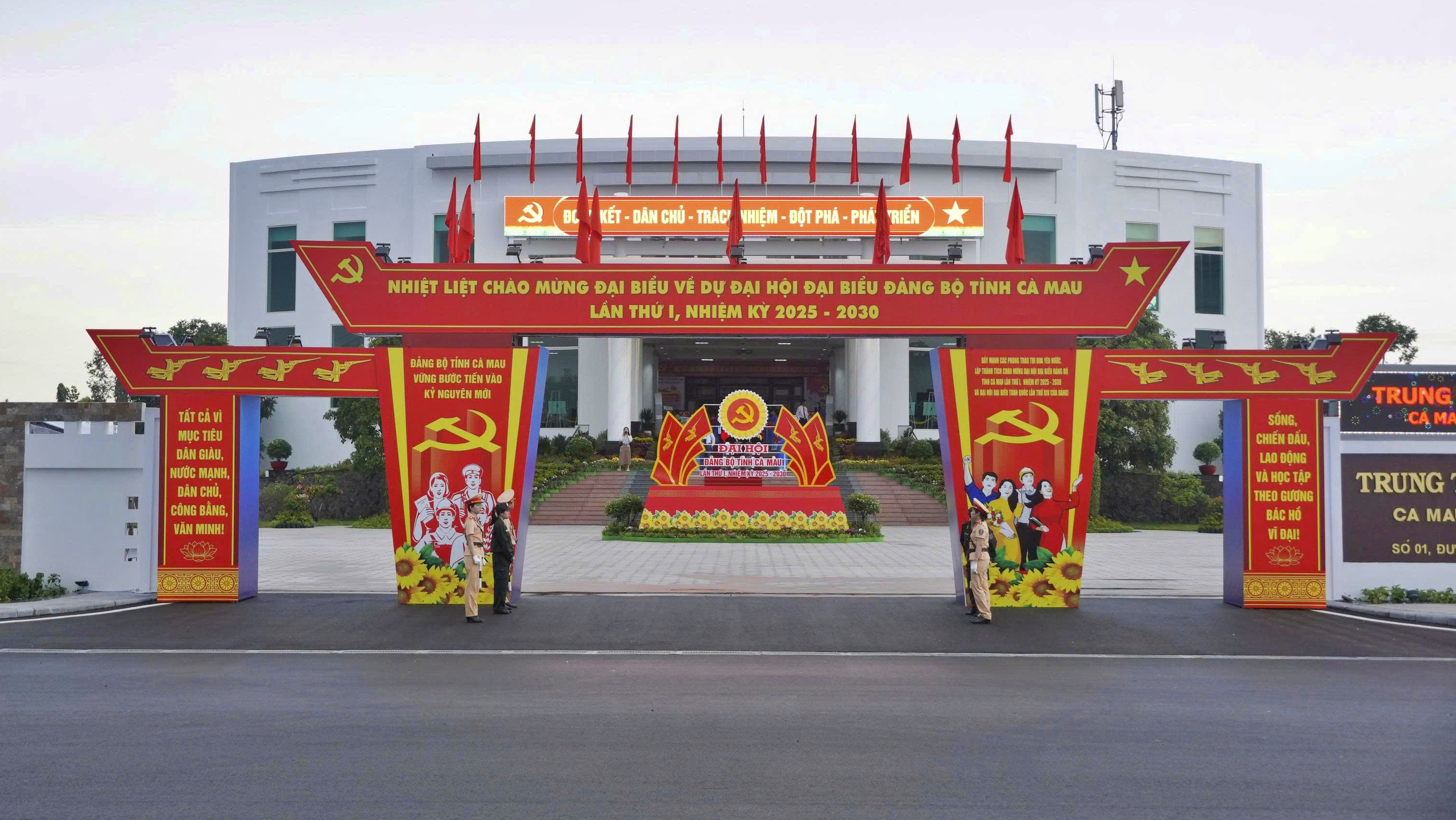 Đại hội Đảng bộ tỉnh Cà Mau xác định 6 nhiệm vụ trọng tâm, 3 khâu đột phá- Ảnh 6. Đại hội Đảng bộ tỉnh Cà Mau xác định 6 nhiệm vụ trọng tâm, 3 khâu đột phá- Ảnh 6.
