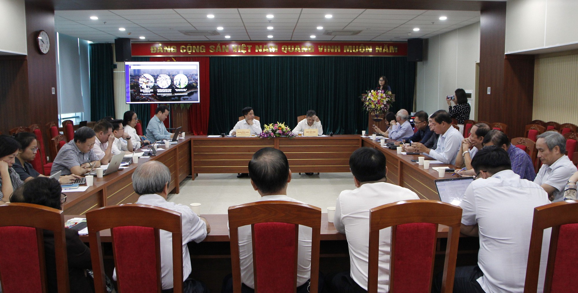 Hội thảo có sự tham gia của nhiều chuyên gia, nhà khoa học đầu ngành về quản lý và phát triển đô thị tại Việt Nam. Hội thảo có sự tham gia của nhiều chuyên gia, nhà khoa học đầu ngành về quản lý và phát triển đô thị tại Việt Nam.