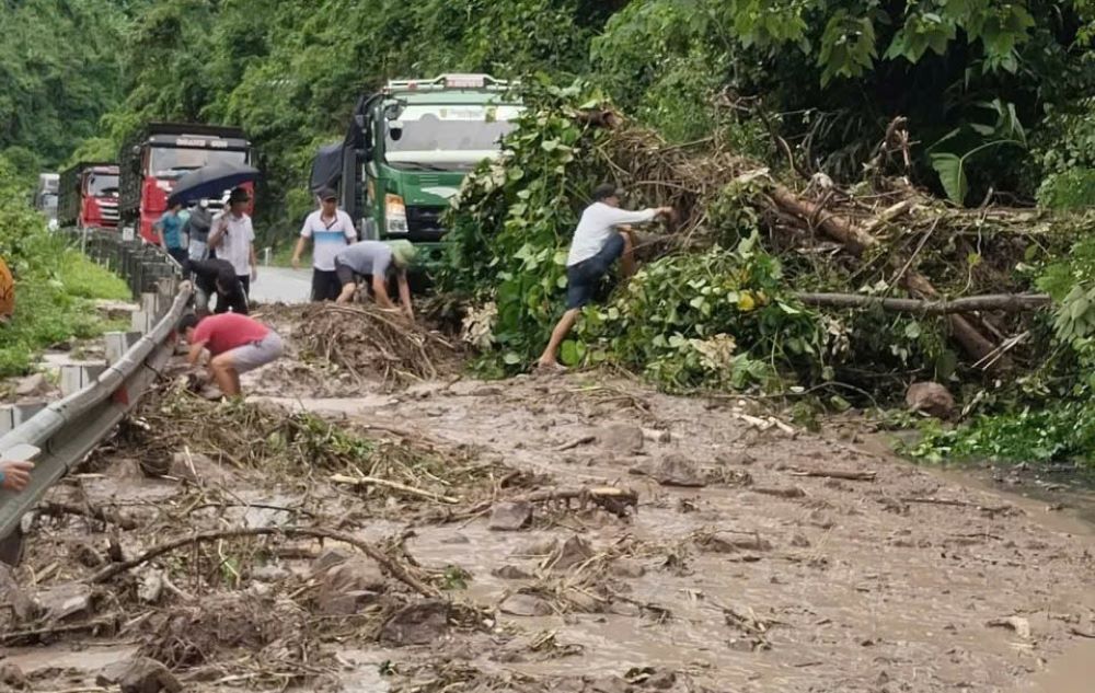 Mưa lớn gây ngập lụt, chia cắt giao thông cục bộ tại các xã miền núi phía Nam Quảng Trị- Ảnh 2. Mưa lớn gây ngập lụt, chia cắt giao thông cục bộ tại các xã miền núi phía Nam Quảng Trị- Ảnh 2.