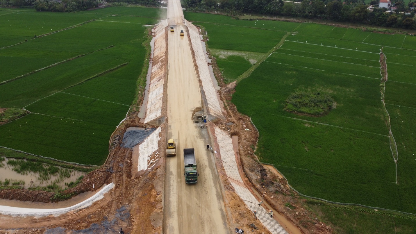 Thanh Hóa vượt qua thách thức, bứt tốc tăng trưởng kinh tế- Ảnh 2. Thanh Hóa vượt qua thách thức, bứt tốc tăng trưởng kinh tế- Ảnh 2.