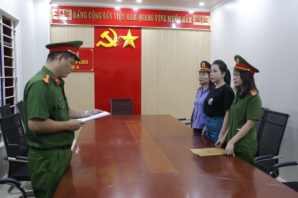 Nghệ An: Bắt đối tượng giả danh "khám bệnh miễn phí" để bán thực phẩm chức năng giá cao- Ảnh 1. Nghệ An: Bắt đối tượng giả danh "khám bệnh miễn phí" để bán thực phẩm chức năng giá cao- Ảnh 1.