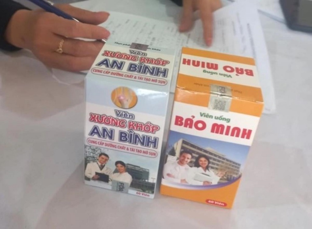 Nghệ An: Bắt đối tượng giả danh "khám bệnh miễn phí" để bán thực phẩm chức năng giá cao- Ảnh 2. Nghệ An: Bắt đối tượng giả danh "khám bệnh miễn phí" để bán thực phẩm chức năng giá cao- Ảnh 2.