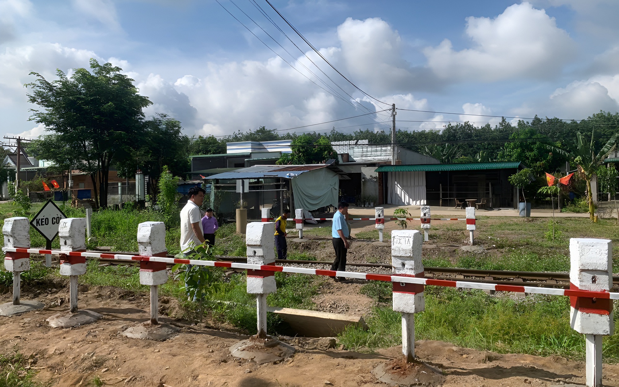 Tài xế tử vong do thùng container rơi trúng khi đang cẩu hàng- Ảnh 2. Lâm Đồng siết chặt an toàn đường sắt, xóa dứt điểm lối đi tự mở