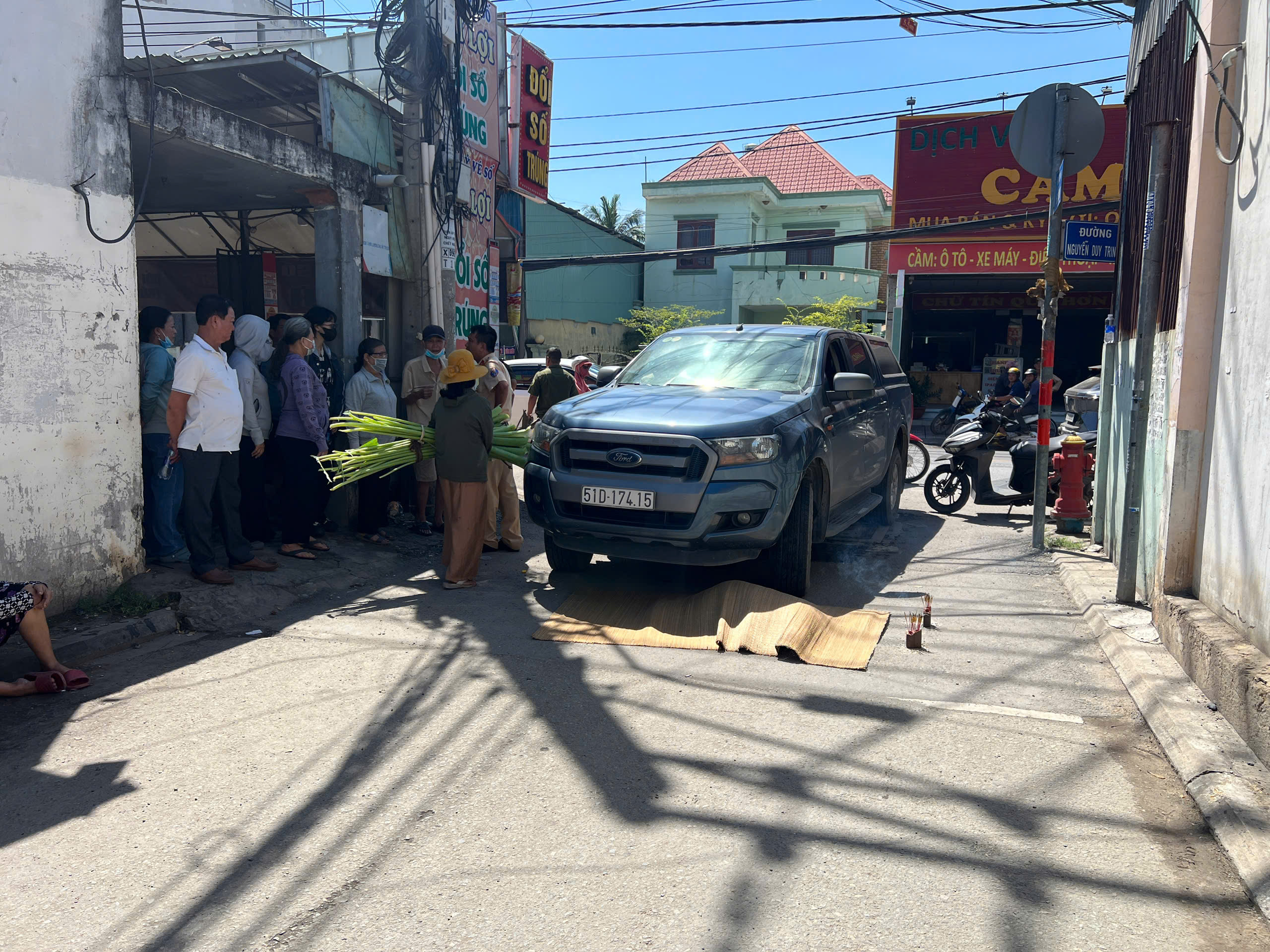 TP.HCM: Xe bán tải ôm cua, cán tử vong cụ bà 79 tuổi- Ảnh 1. TP.HCM: Xe bán tải ôm cua, cán tử vong cụ bà 79 tuổi- Ảnh 1.