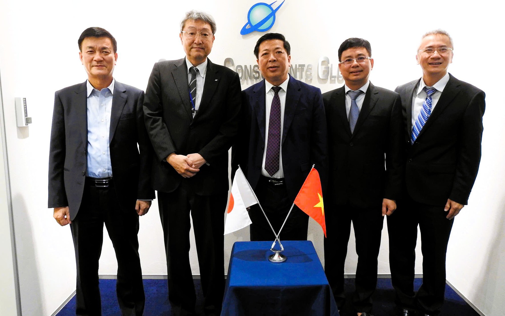 Bộ trưởng Trần Hồng Minh l&agrave;m việc với c&aacute;c tập đo&agrave;n h&agrave;ng đầu Nhật Bản