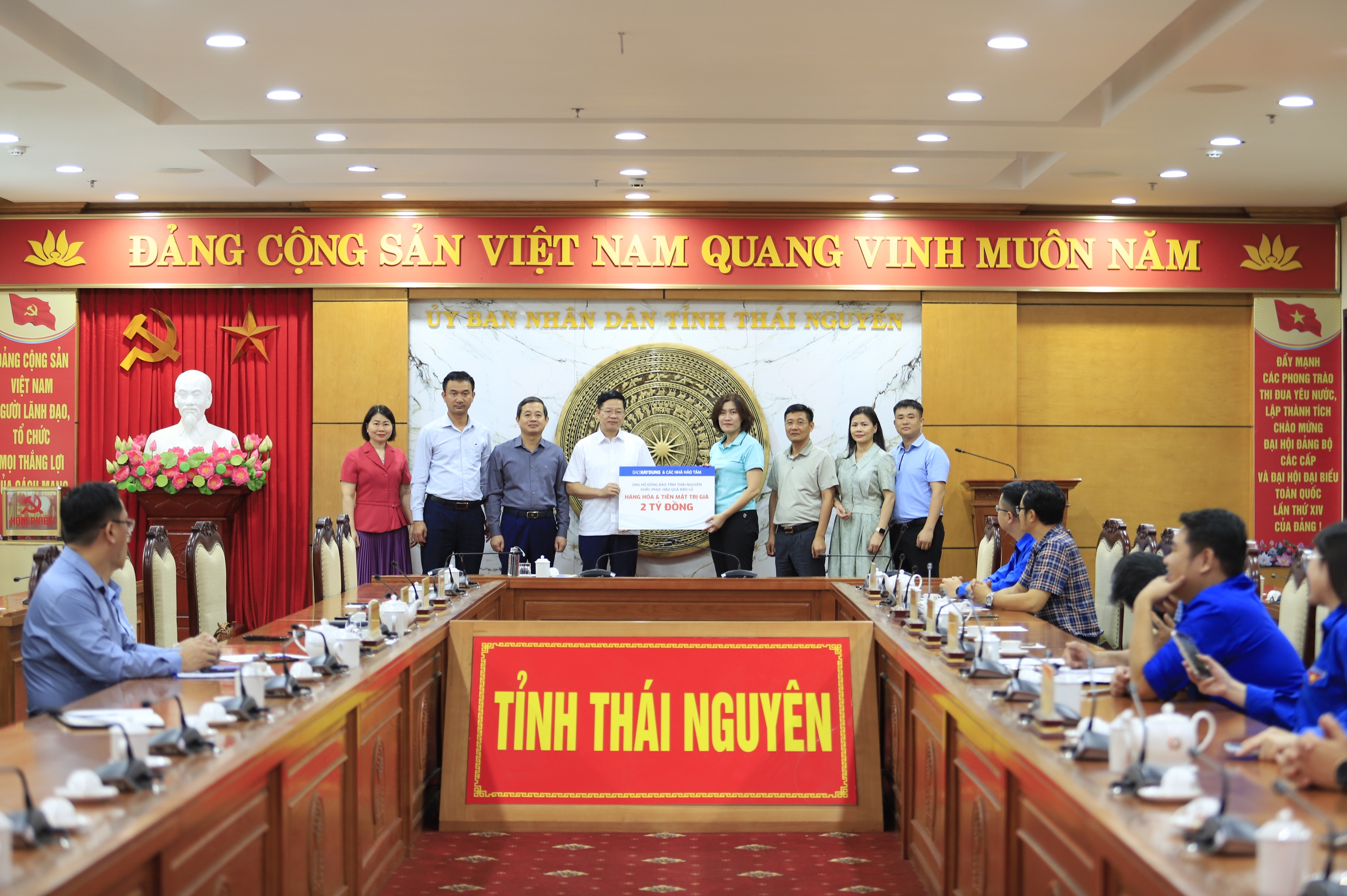 Bão lũ cuốn trôi nhà cửa, không cuốn được tình người- Ảnh 1.