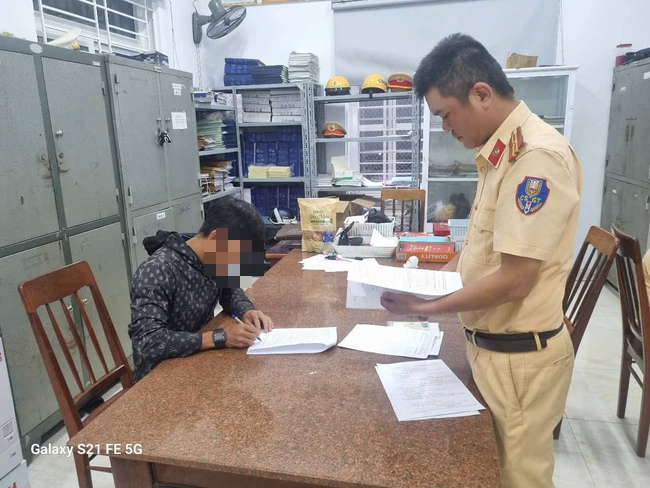 Công an xử phạt tài xế xe tải làm rơi hàng tấn củ mì trên QL1 qua Quảng Ngãi - Ảnh 1. Công an xử phạt tài xế xe tải làm rơi hàng tấn củ mì trên QL1 qua Quảng Ngãi - Ảnh 1.