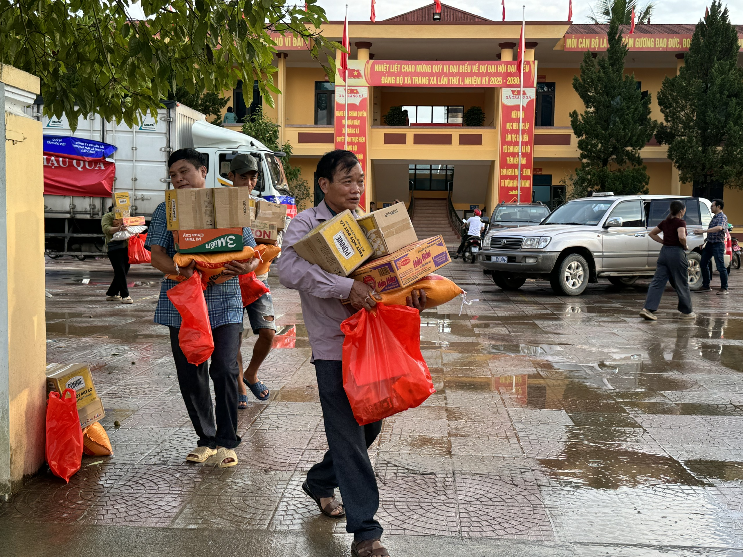 Bão lũ cuốn trôi nhà cửa, không cuốn được tình người- Ảnh 14.