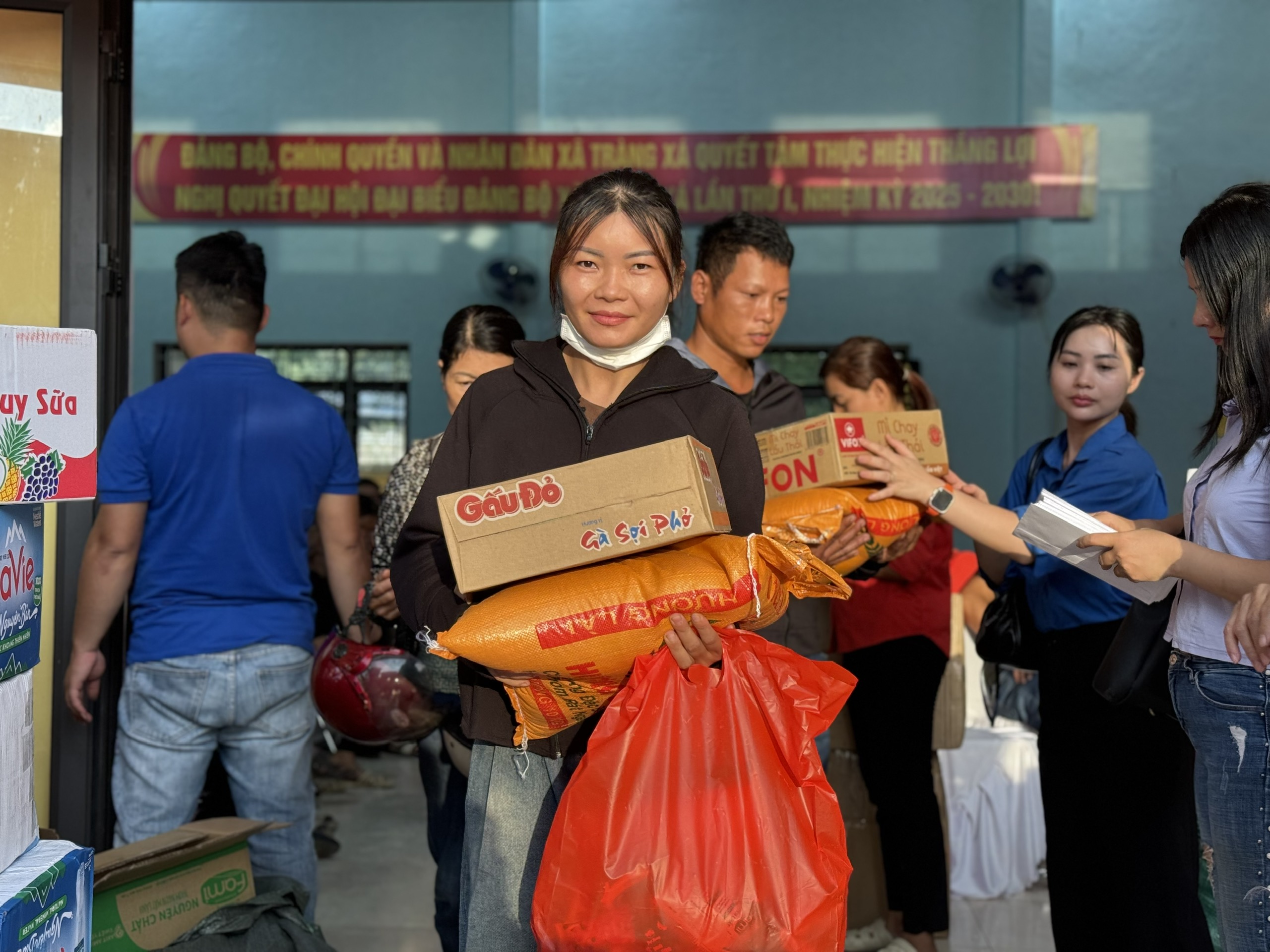 Bão lũ cuốn trôi nhà cửa, không cuốn được tình người- Ảnh 16.