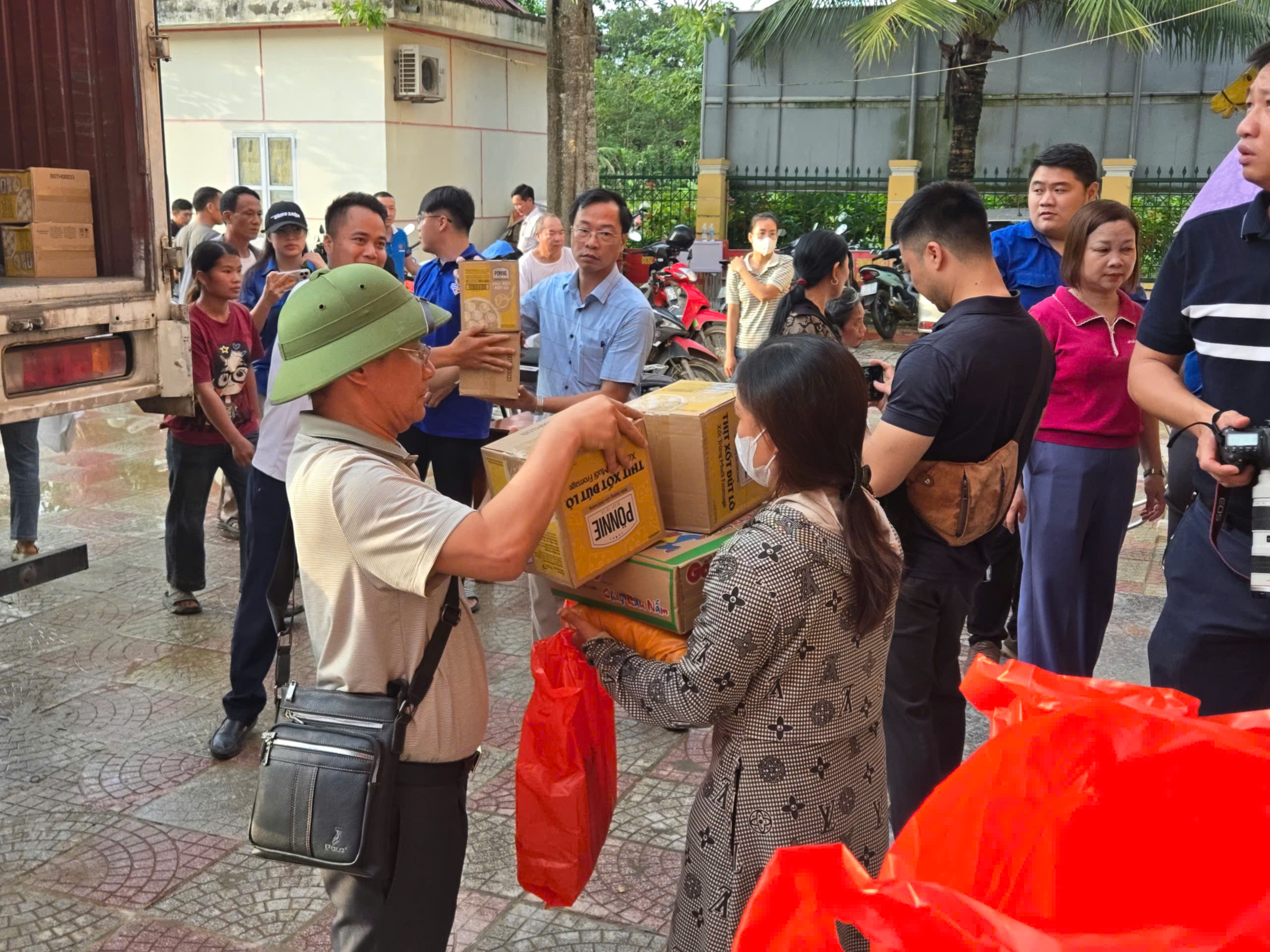 Bão lũ cuốn trôi nhà cửa, không cuốn được tình người- Ảnh 17.