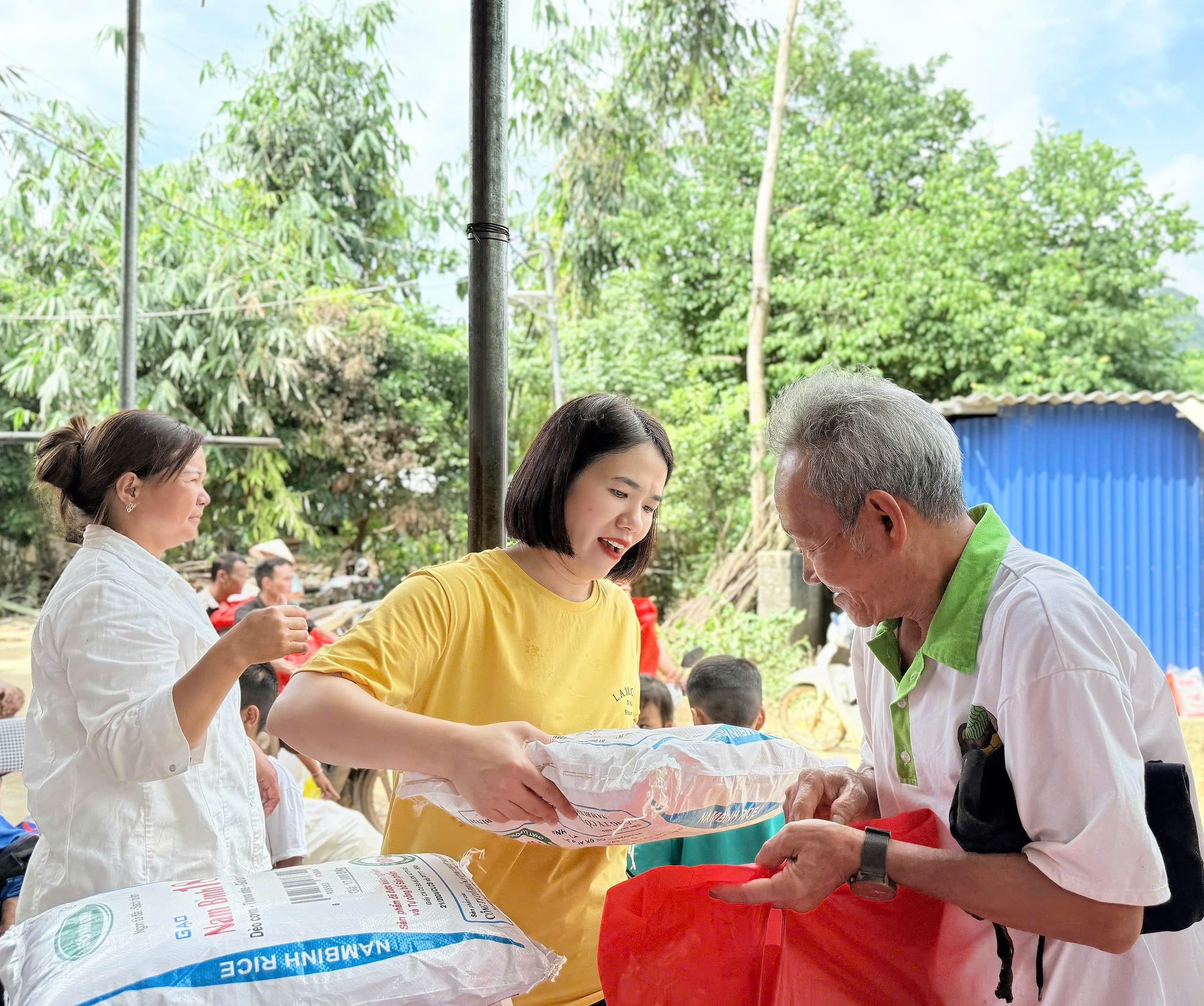Bão lũ cuốn trôi nhà cửa, không cuốn được tình người- Ảnh 18.
