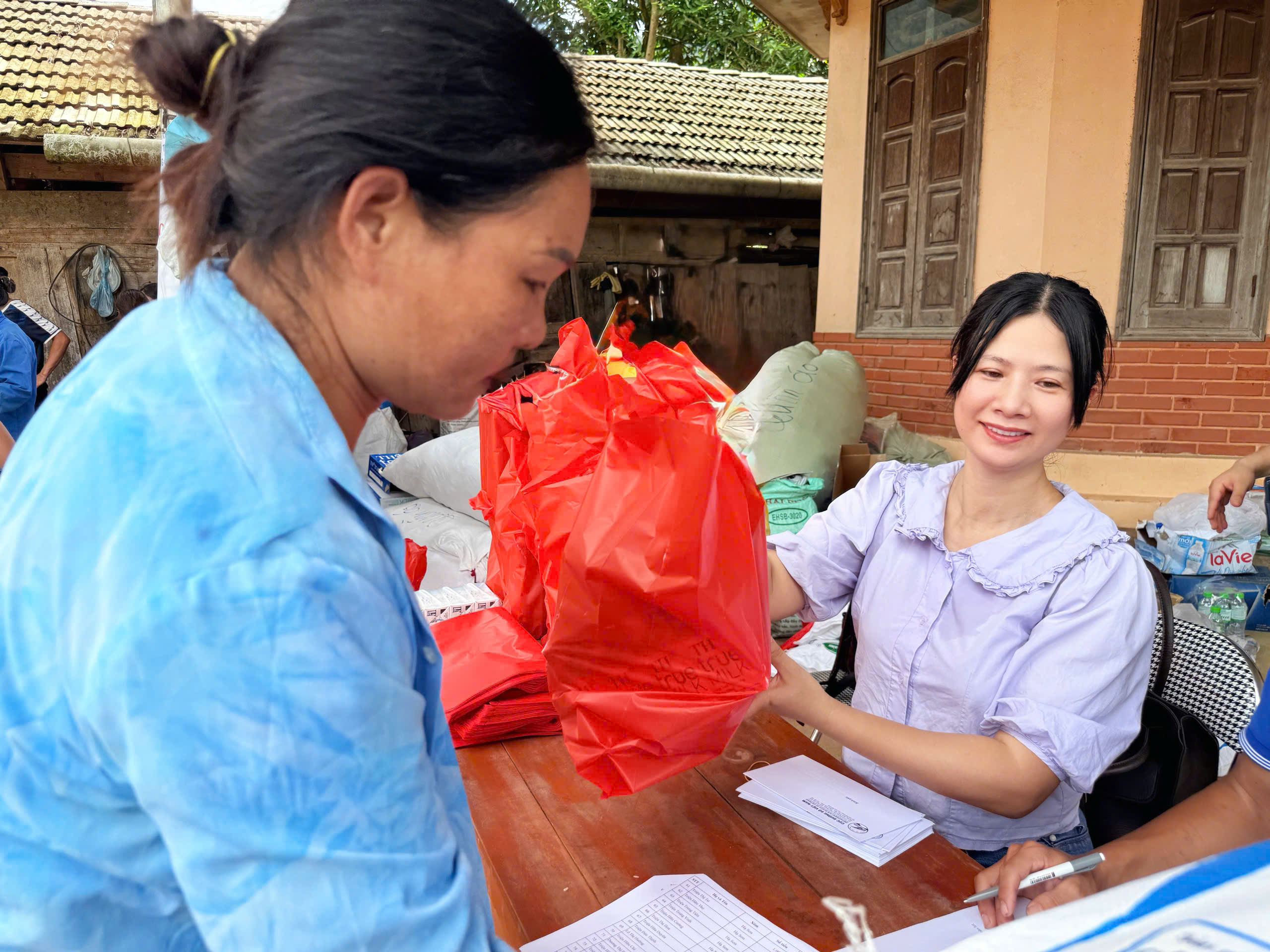 Bão lũ cuốn trôi nhà cửa, không cuốn được tình người- Ảnh 20.