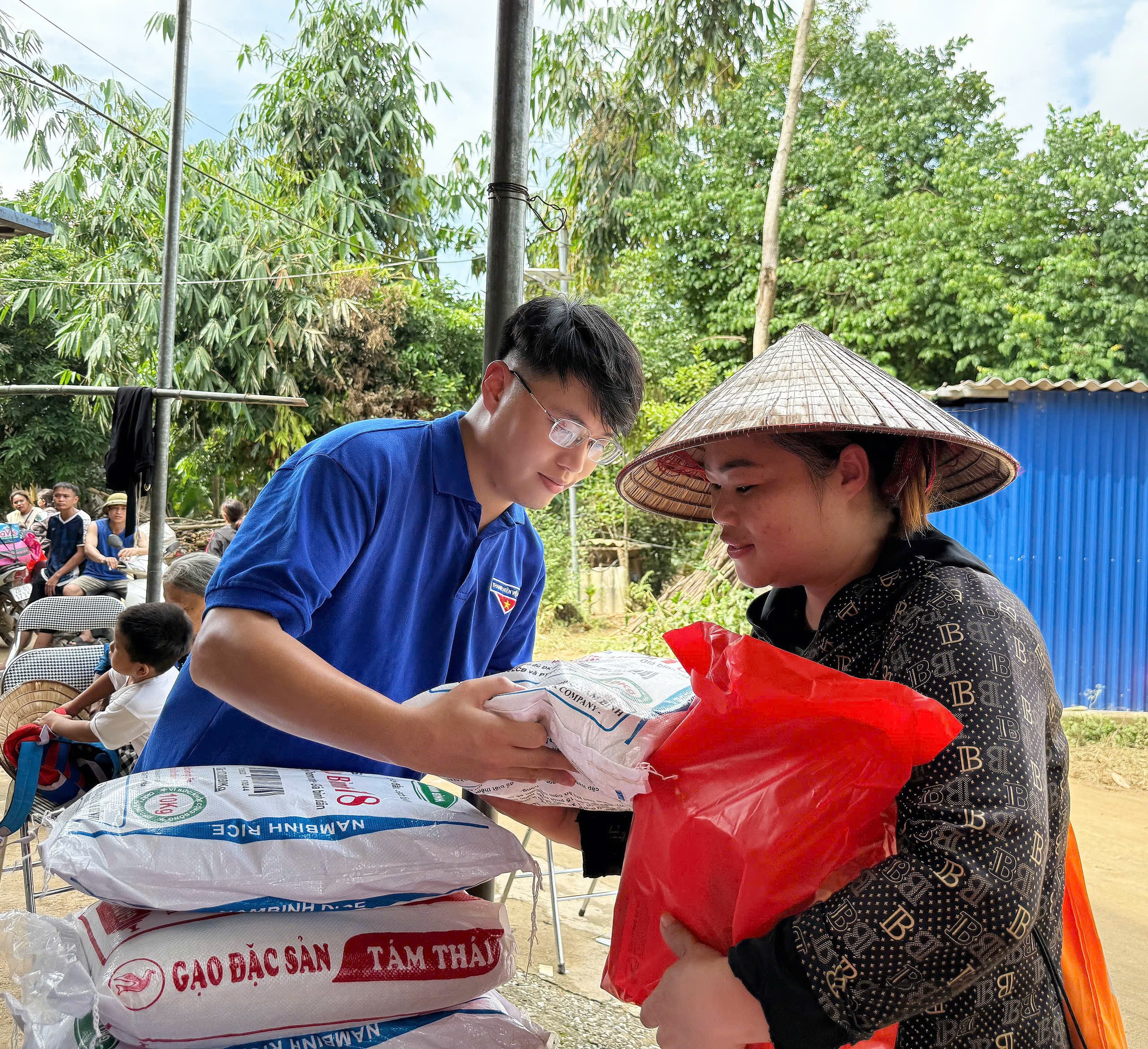 Bão lũ cuốn trôi nhà cửa, không cuốn được tình người- Ảnh 21.