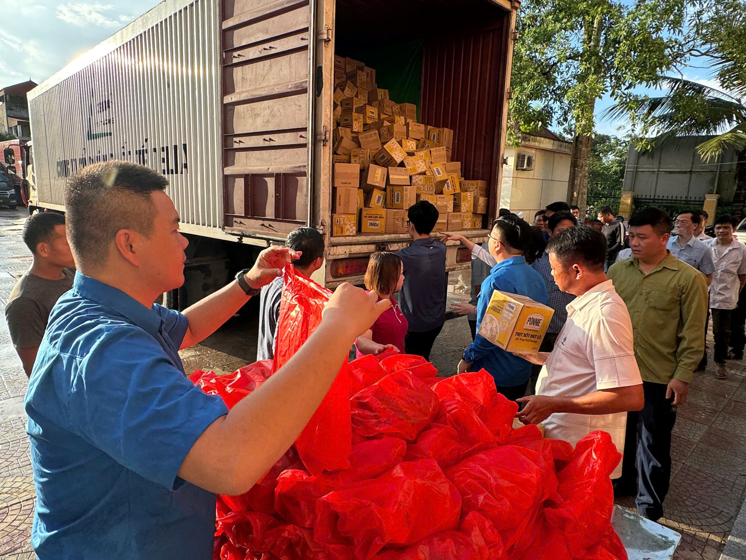 Bão lũ cuốn trôi nhà cửa, không cuốn được tình người- Ảnh 19.