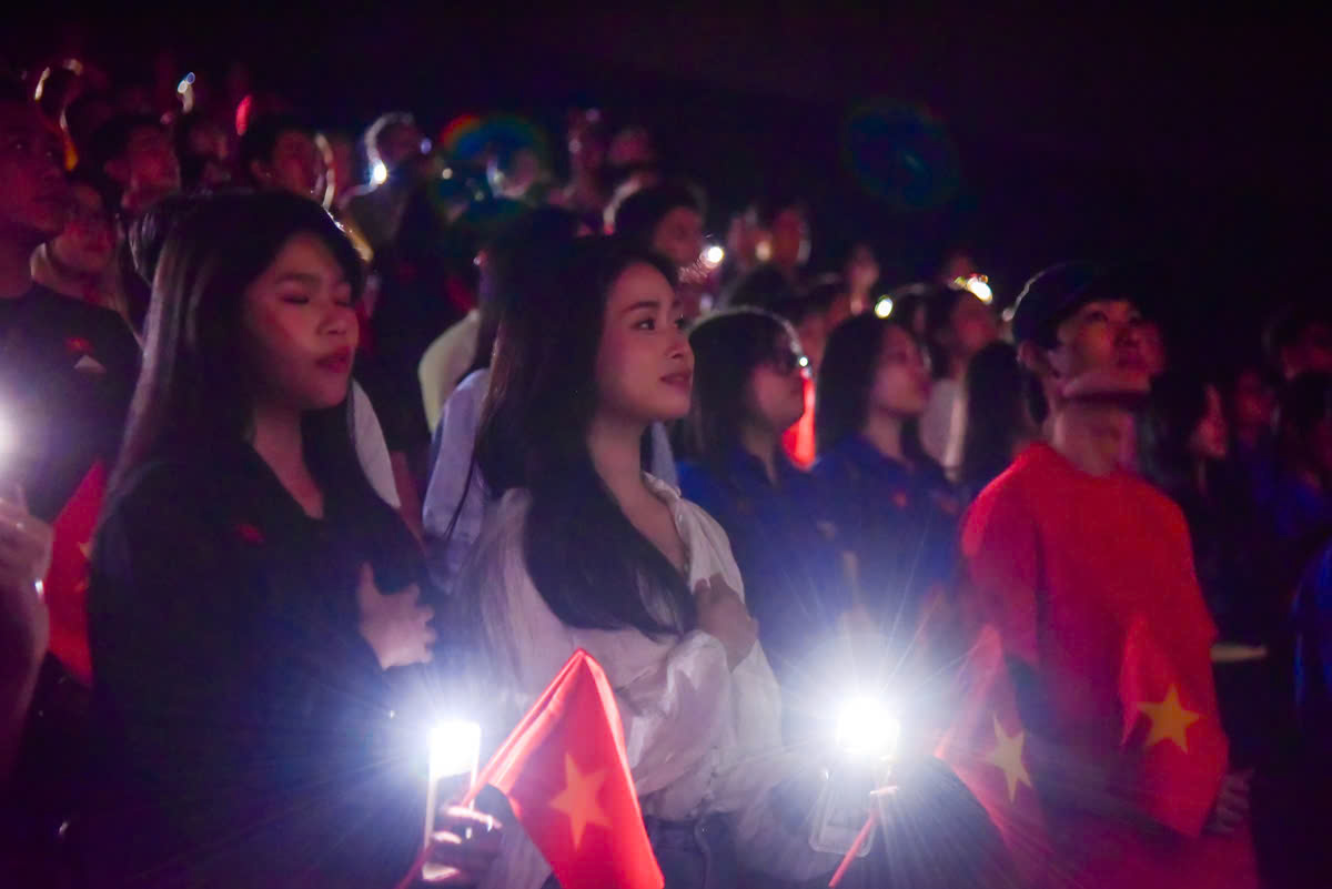 "Tổ quốc trong tim: The Concert Film", khi tình yêu nước được kể bằng âm nhạc và điện ảnh- Ảnh 5. "Tổ quốc trong tim: The Concert Film", khi tình yêu nước được kể bằng âm nhạc và điện ảnh- Ảnh 5.